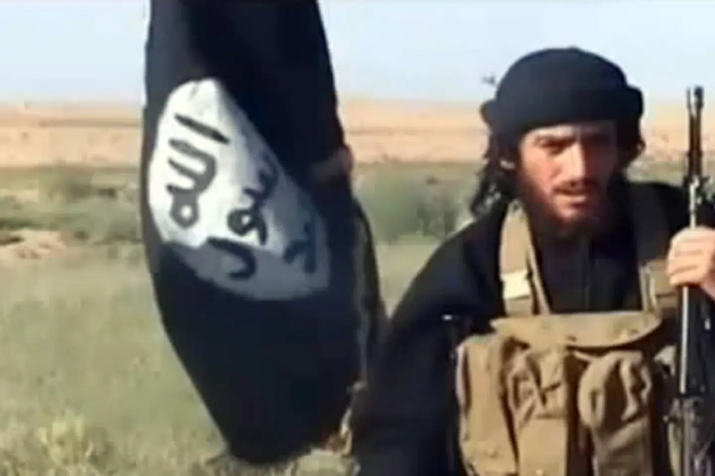 Højesteret skal igen vurdere en sag om en syrienkriger. Adam Johansen tog til Syrien for at kæmpe med IS i fem måneder. Billedet er fra 2012 og viser en talsmand for IS, Abu Mohammad al-Adnani al-Shami. Arkiv/Ritzau Scanpix