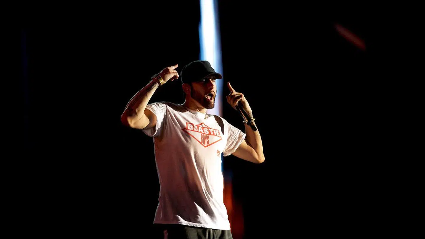 Sætlisten, som Eminem ventes at spille på Roskilde Festival, er mere eller mindre identisk med det, jeg har hørt ham optræde med for fire år siden i London og i New York. Og i så fald kan vi forvente en tur ned ad Memory Lane med hits fra ‘The Slim Shady LP’ og ‘The Marshall Mathers LP’.