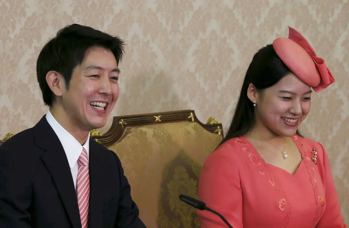Prinsesse Ayako og hendes forlovede Kei Moriya under offentliggørelsen af deres forlovelse.