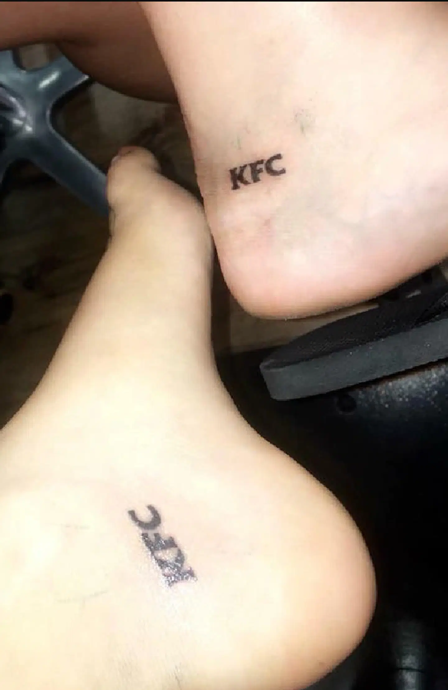 De to piger, Brooke Collins og Brielle Sharkie, viser ders tatoverede ankler frem.