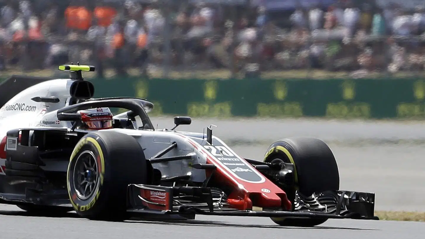 Kevin Magnussen kører søndag på Silverstone-banen i England. (FOTO: AP Photo/Luca Bruno)