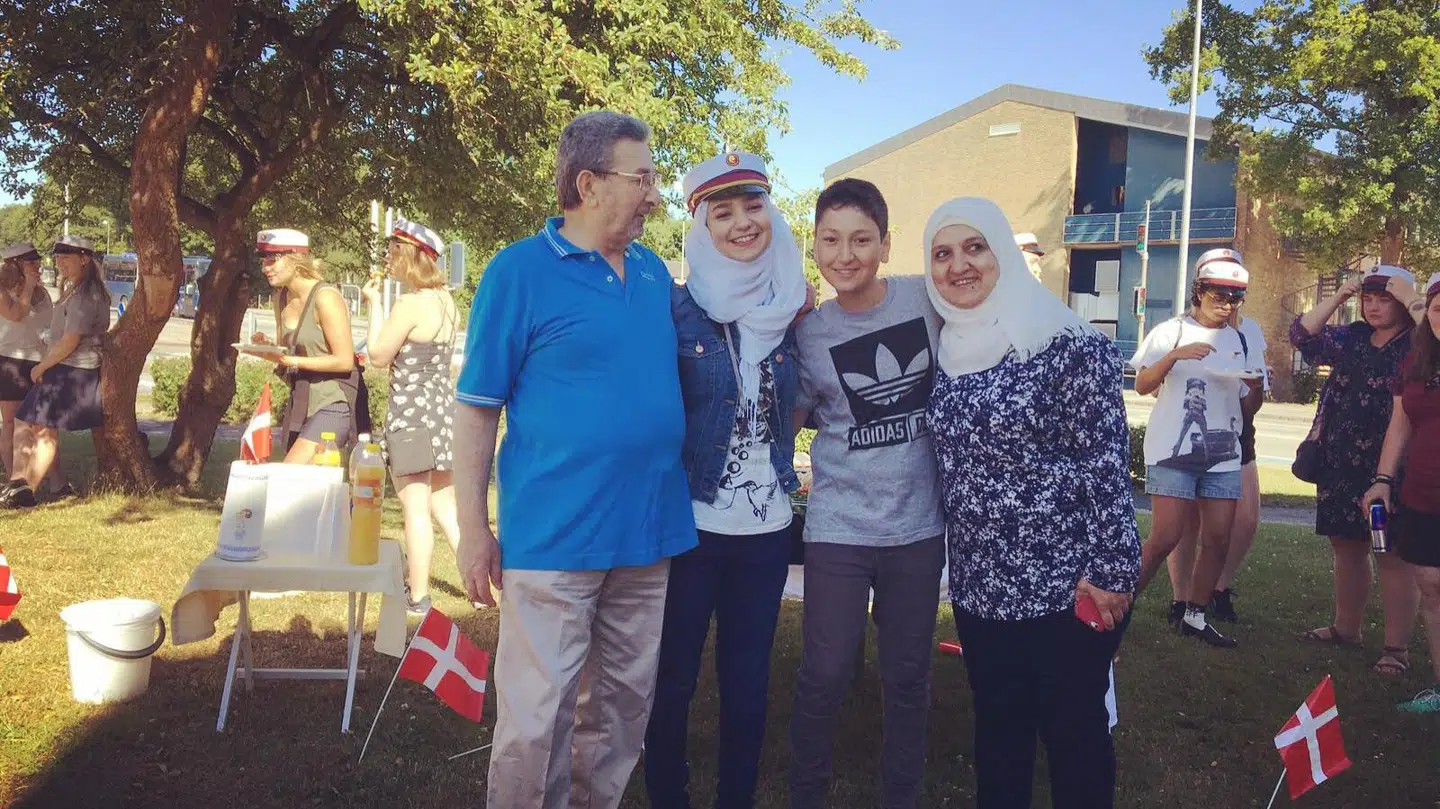 Superstudenten Sedra Al-Yousef sammen med sine forældre og lillebroderen.