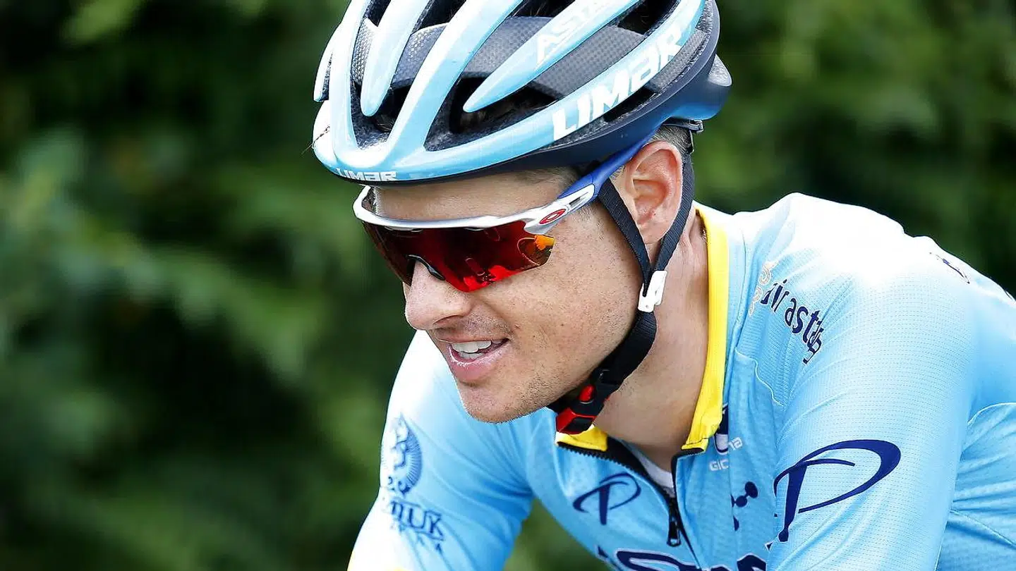 Jakob Fuglsang holdt sig ude af problemer og fik en stærk start på årets Tour de France.