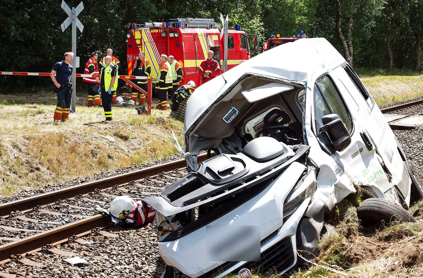 (ARKIV) To blev dræbt i ulykken, hvor en minibus blev ramt af tog ved en ubevogtet jernbaneoverskæring ved Sig nord for Varde. Banedanmark vil ny forsyne en række ikke-sikrede jernbaneoverkørsler med skilte, men 14 steder på de midt- og vestjyske banestrækninger vil der ikke før tidligst i 2026 ske sikring. (Foto: John Randeris/Ritzau Scanpix)