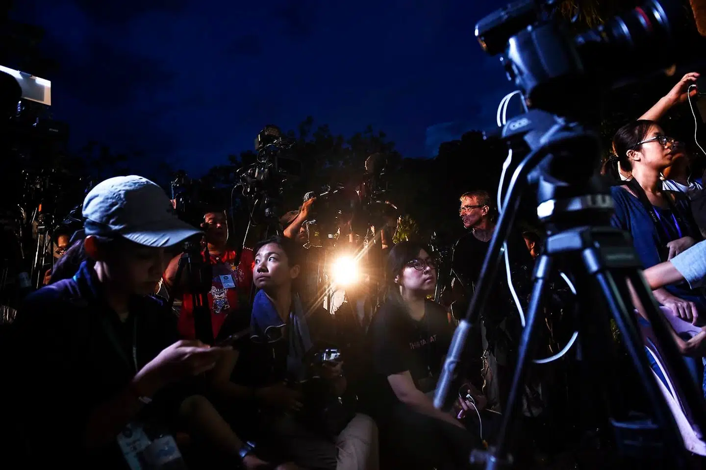 Medierne venter på den pressekonference, der forventes afholdt i løbet af aftenen lokal tid. Det forventes at der annonceres en redningsaktion, der skal undsætte de 12 drenge og deres fodboldtræner.