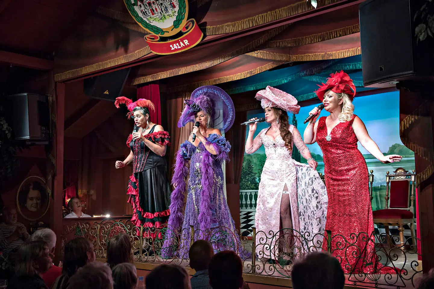 De fire bakkesangerinder Ann Farholt, Tina Grunwald, Dot Wessman og Sara Gadborg synger det dedikerede publikum helt op under taget.