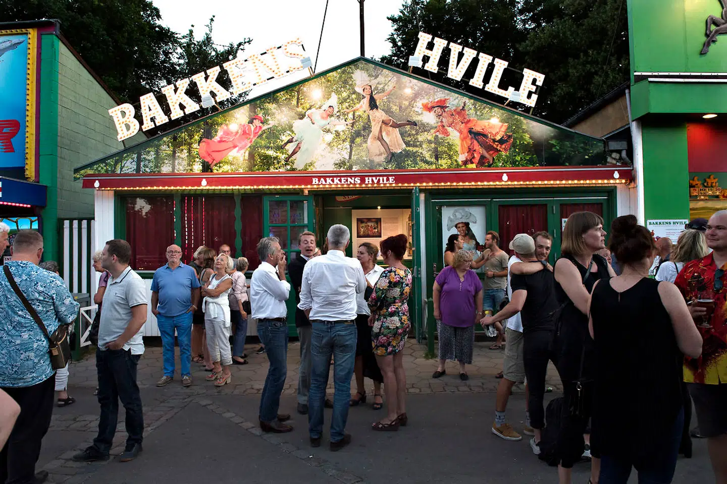 Bakkens Hvile på Dyrehavsbakken ved Klampenborg havde sidste år 140 års jubilæum. Stedet har været i Dot Wessmans families eje i generationer, og Dot selv har arbejdet i Hvilen, siden hun var 18 år.