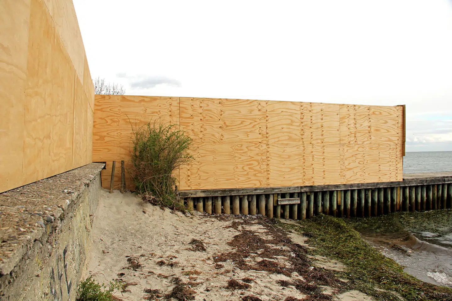 Det var dette byggepladshegn, der gennem fem måneder blokerede naboernes og alle andres ret til at færdes langs stranden. Hegnet på høfden (bølgebryderen) har Jan Leth Christensen efter en tur i fogedretten nu fjernet, så offentligheden igen kan færdes langs stranden.