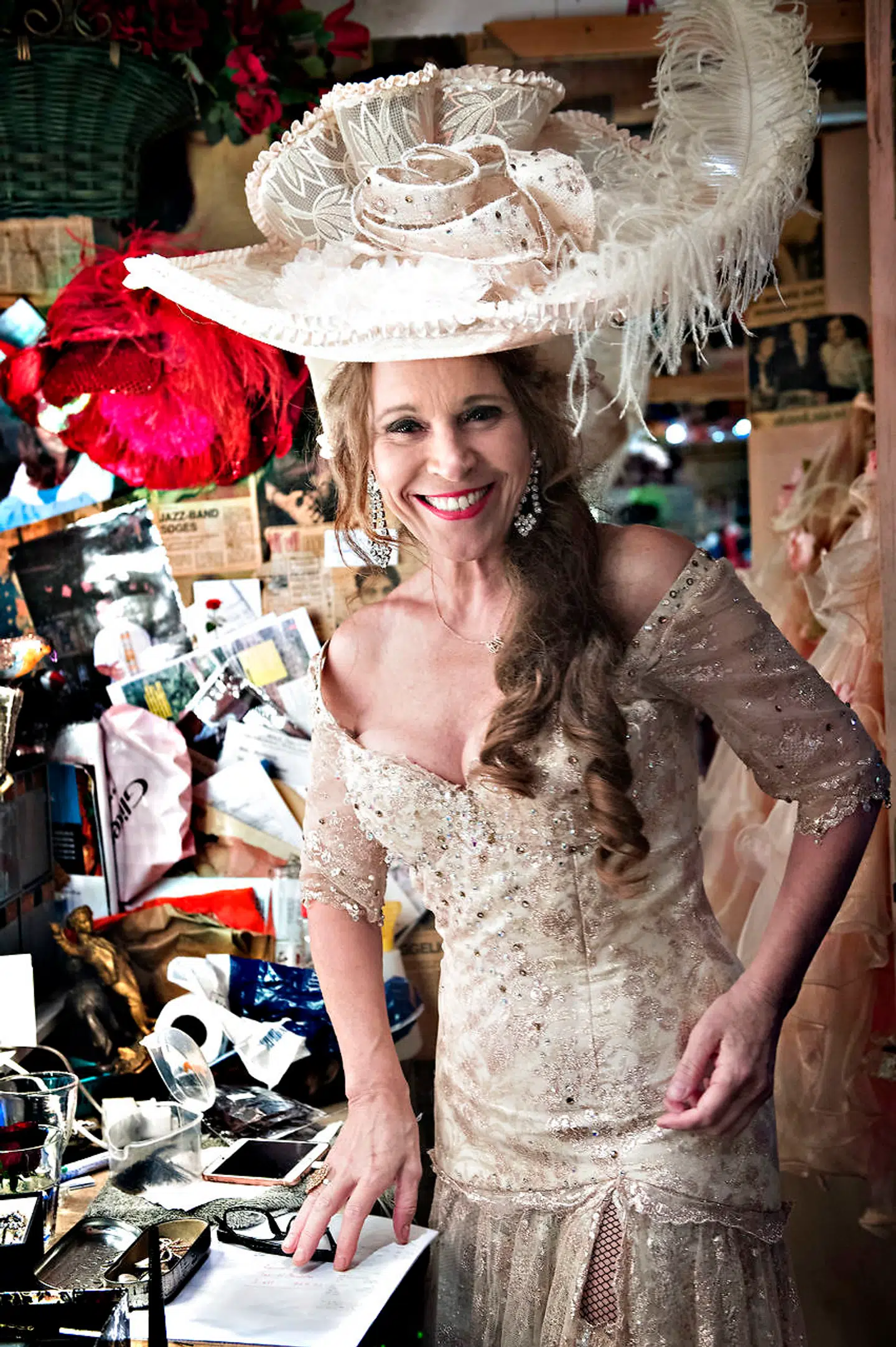 Dot Wessman har arbejdet i Bakkens Hvile, siden hun var 18. Først som tjener, siden som bakkesangerinde, og nu ejer og driver hun også stedet.