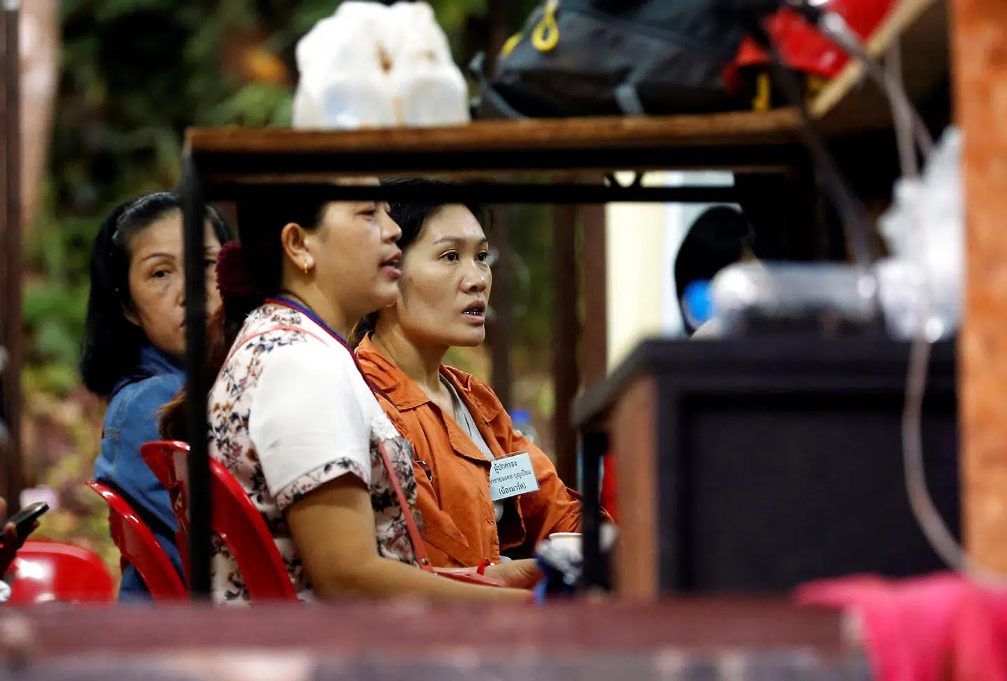 Pårørende venter uden for grotten.