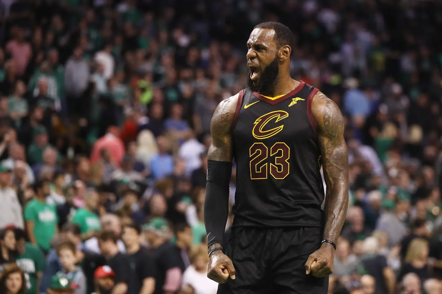 LeBron James (billedet) førte i 2016 Cleveland Cavaliers til finalesejr i NBA mod Golden State Warriors. De to seneste år har rollerne været byttet om, når de to klubber igen mødtes i finalen. Nu skal LeBron James forsøge at bringe Los Angeles Lakers til tops. Maddie Meyer/arkiv/Ritzau Scanpix