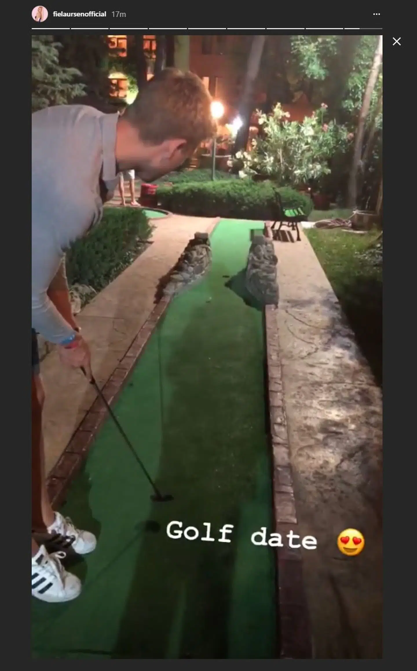 På Fie Laursens Insta Story kan man søndag aften se, at parret igen hygger sig sammen på en 'golf date'.