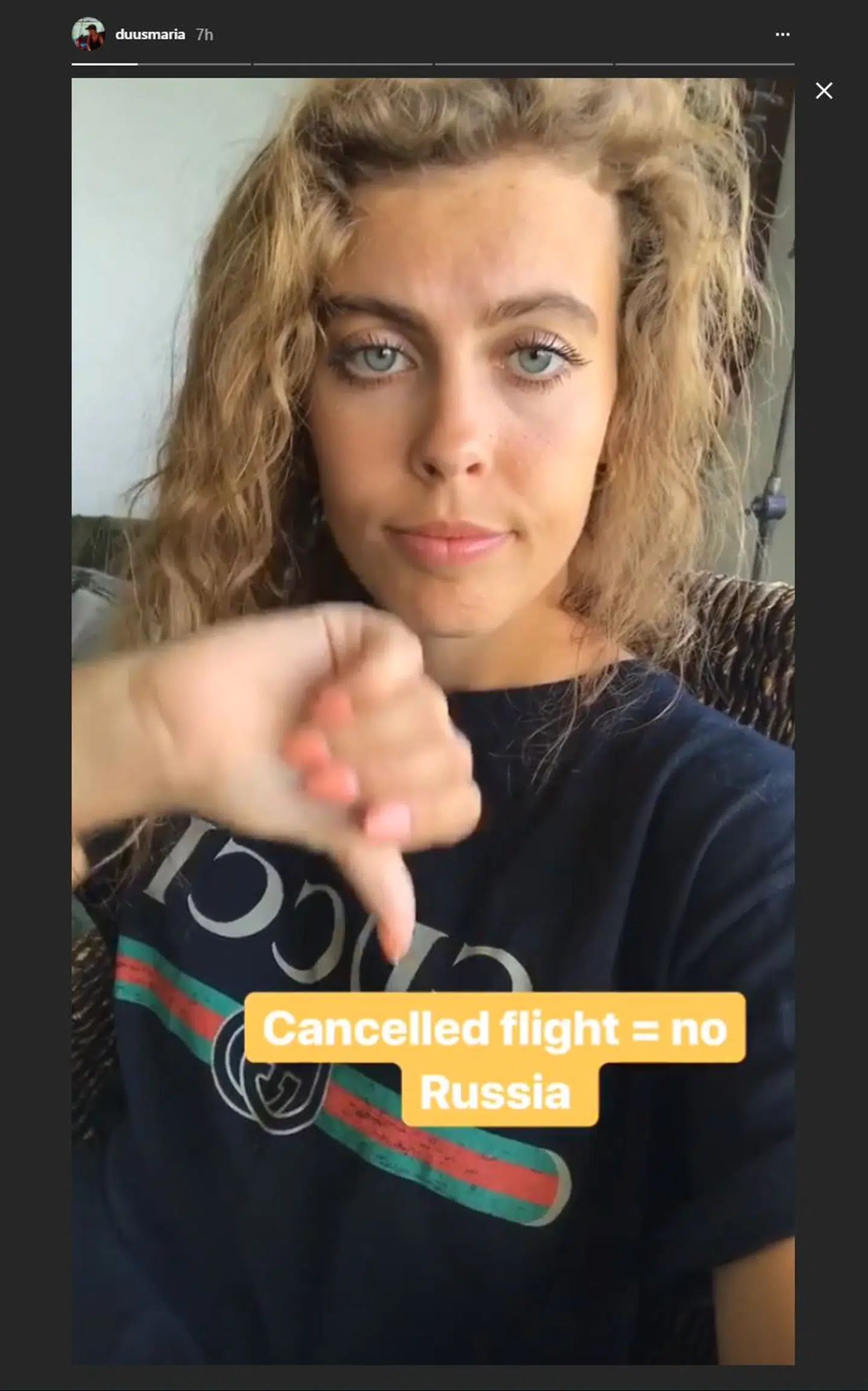 Maria Duus, kærester med Yussuf Poulsen, viser på en Insta Story, at hun er ærgerlig over, at flyet til aftenens kamp blev aflyst.
