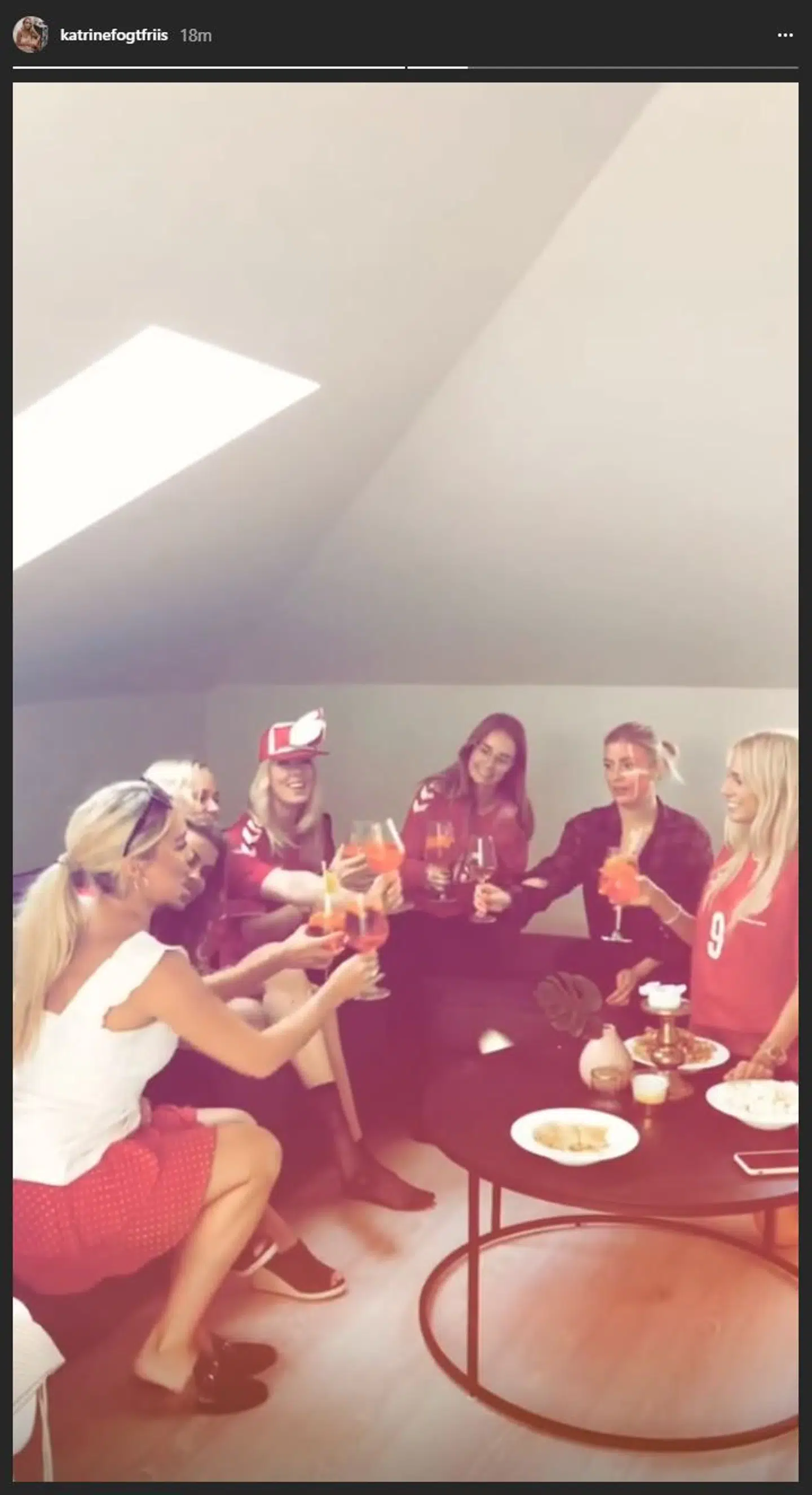 Katrine Friis, kærester med Andreas Christensen, har lagt en Insta Story op af kæresterne og konerne, der varmer op til aftenens kamp med drinks iført landsholdstrøjer.
