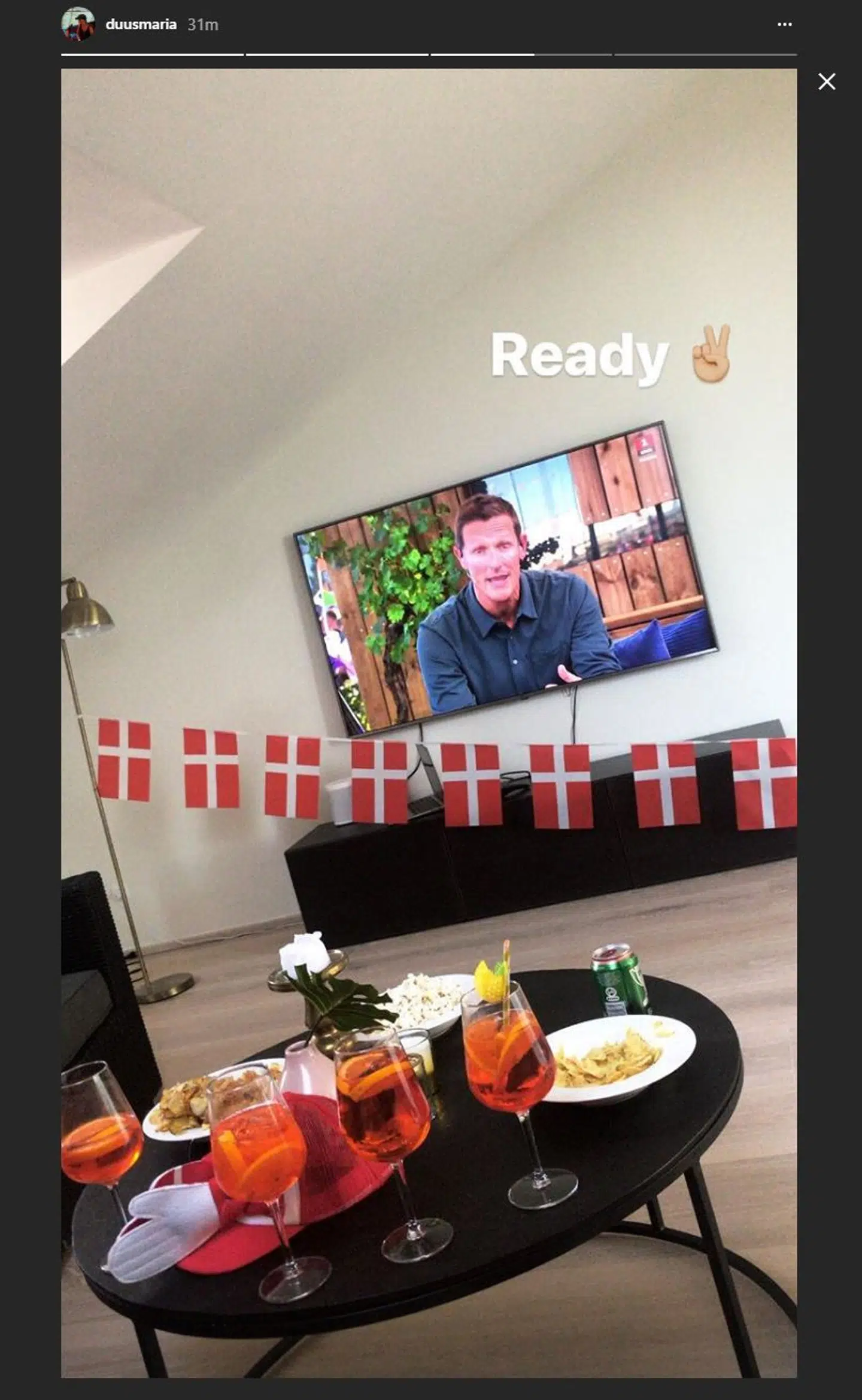 Maria Duus, kærester med Yussuf Poulsen, viser i en Insta Story tv'et, som landsholdsspillernes kærester og koner følger med i aftenens kamp på.