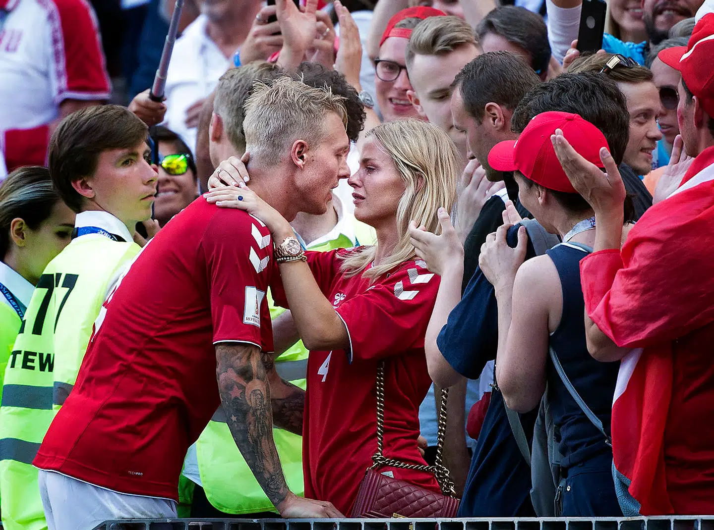 Elina Gollert og hendes mand, landsholdsspilleren Simon Kjær, efter kampen mellem Danmark og Frankrig.