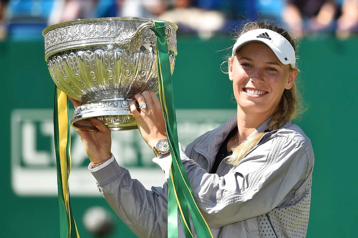 Denmark's Caroline Wozniacki holds the winner's trophy after her Women's singles finals match against Belarus's Aryna Sabalenka at the ATP Nature Valley International tennis tournament in Eastbourne, southern England on June 30, 2018. Denmark's Caroline Wozniacki beat Belarus's Aryna Sabalenka 7-5, 7-6 (7/5). / AFP PHOTO / Glyn KIRK