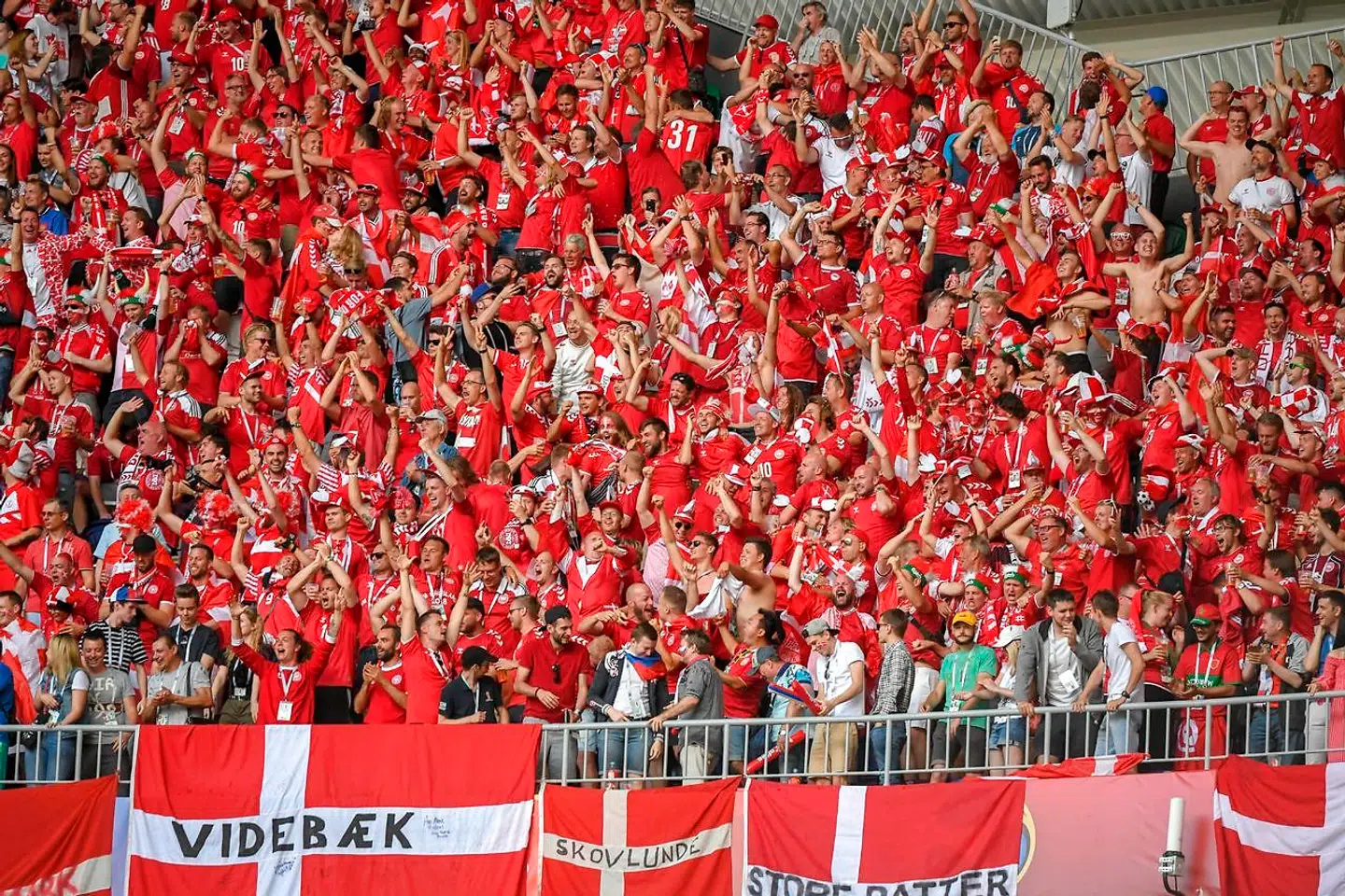 21st June 2018, Samara Arena, Samara, Russia; FIFA World Cup WM Weltmeisterschaft Fussball Football, Group C Denmark versus Australia; Fans celebrating after Christian Eriksen of Denmark scored for 1-0 in the 6th minute. DBU har fået en bøde på 127.000 kroner af Fifa for danske tilhængeres dårlige opførsel ved VM i Rusland. Det skriver Ritzau, mandag den 25. juni 2018.. (Foto: Ulrik Pedersen/Ritzau Scanpix)