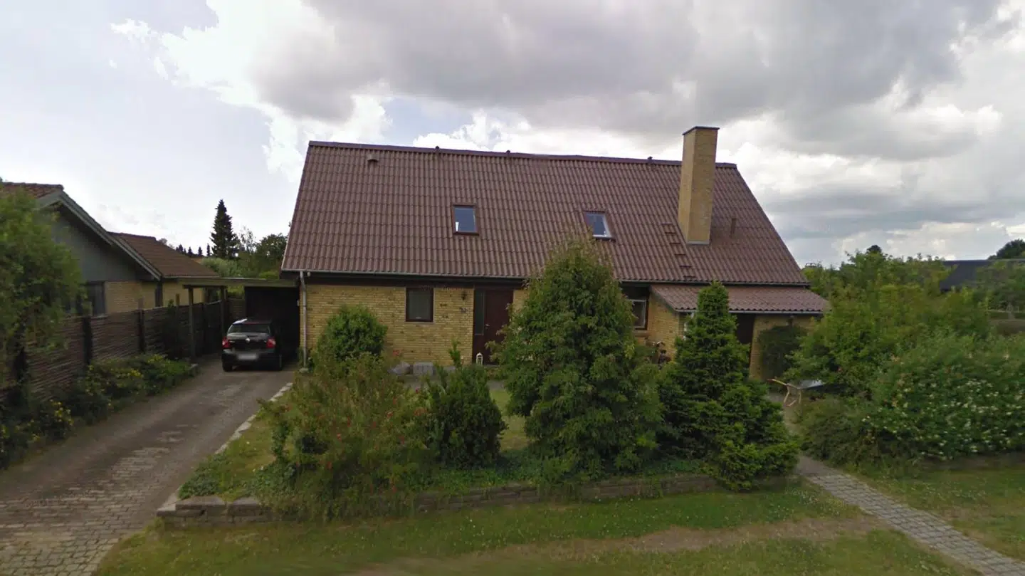 Den 52-årige hjertelæge har mistet retten til at arbejde som læge i to år, efter han i april sidste år foretog en rituel omskæring af en toårig dreng i sin private villa i Greve.