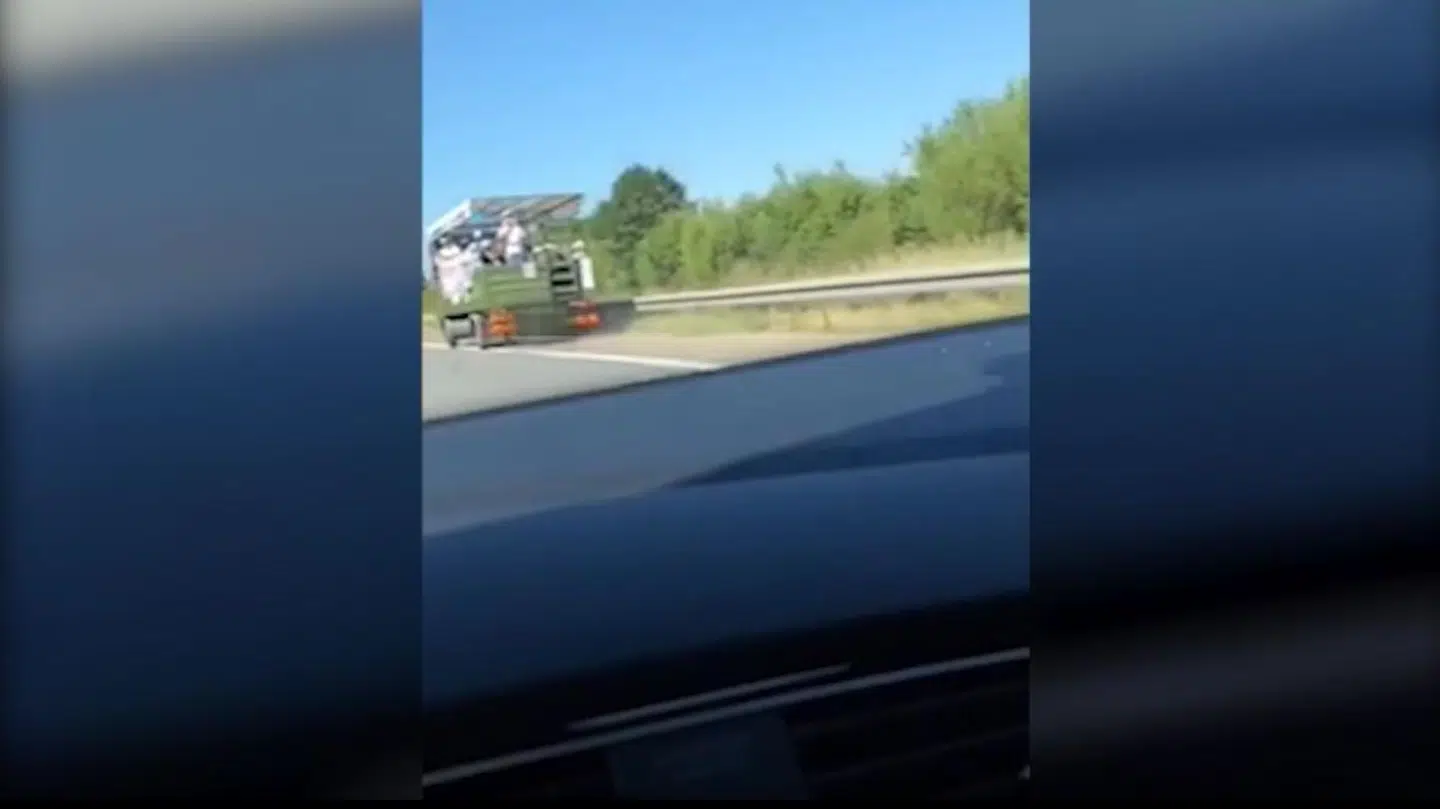 Det er ulovligt at fragte studenter rundt i studentervogn på motorveje og motortrafikveje. (Privatfoto)