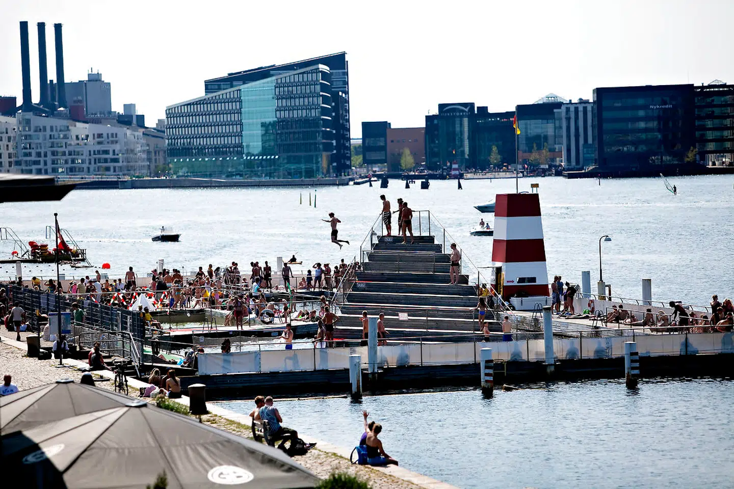 Havnebadet på Islands Brygge er også et meget populært sted at hoppe i vandet.