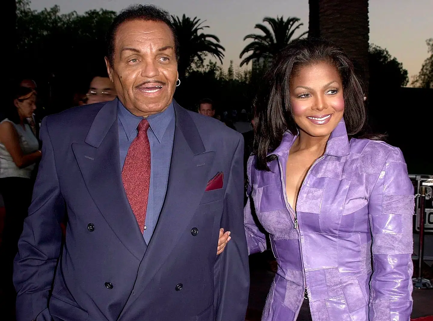Her skuespiller og sanger Janet Jackson med sin far Joe Jackson. (ELECTRONIC IMAGE) AFP PHOTO/Lucy NICHOLSON