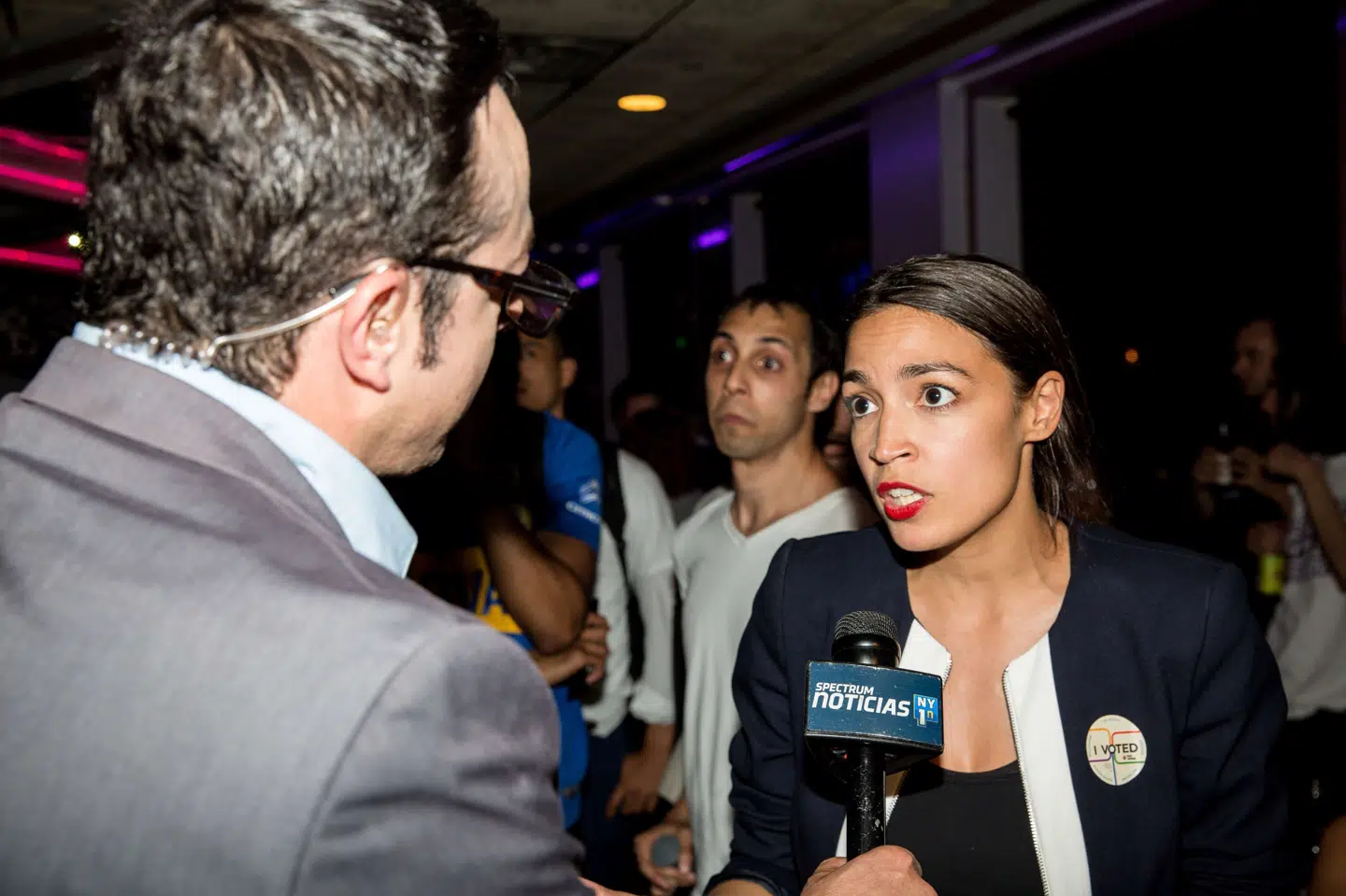 Det har sendt chokbølger gennem det politiske landskab i New York, at en 28-årig kvinde, Alexandria Ocasio Crowley, der var opstillet for første gang, har vundet over den politiske veteran Joseph Crowley ved Demokraternes nomineringsvalg i den amerikanske storby. Scott Heins/Ritzau Scanpix