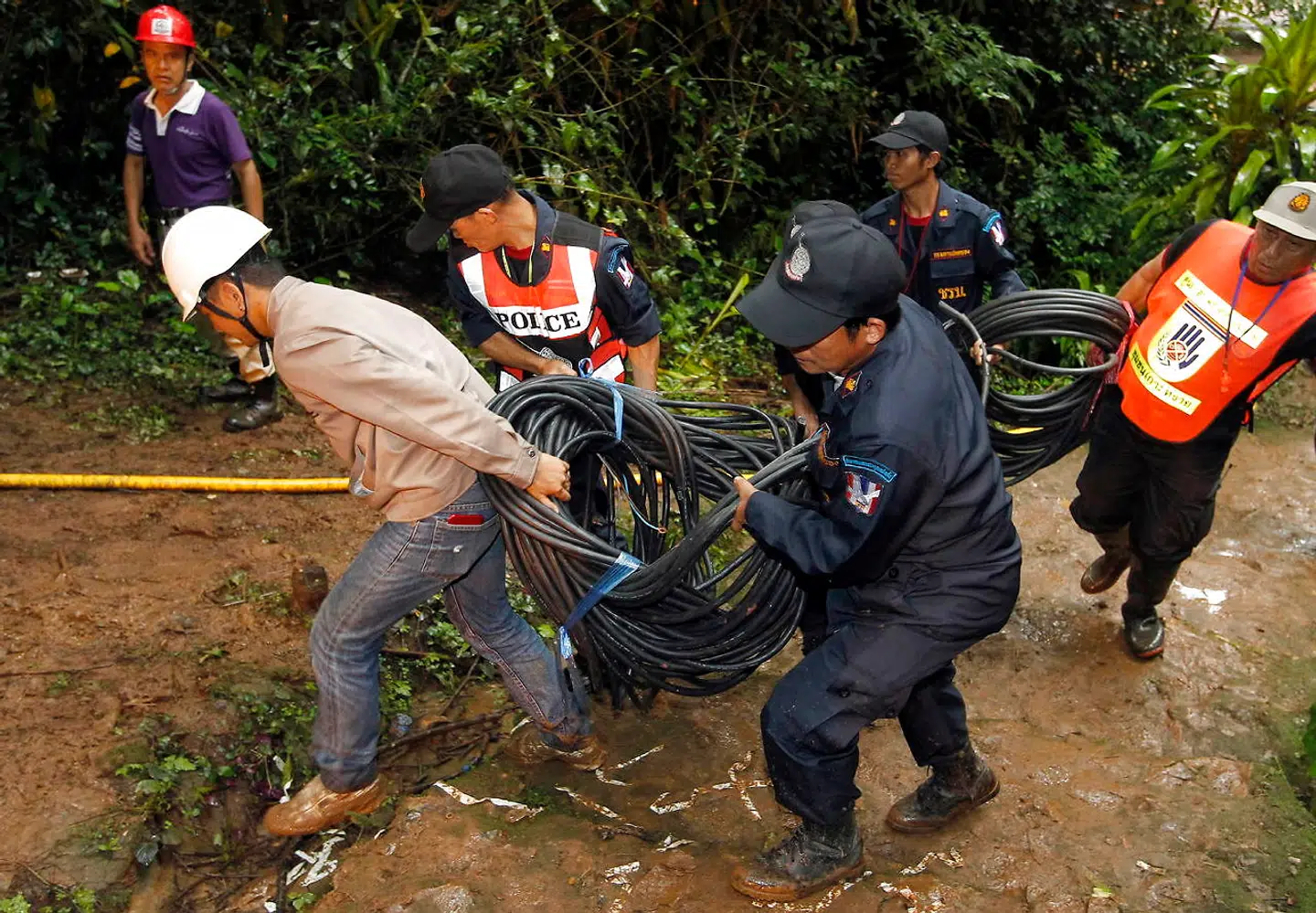 Medarbejdere knokler for at bringe ekstra elkabler ind i grotten.