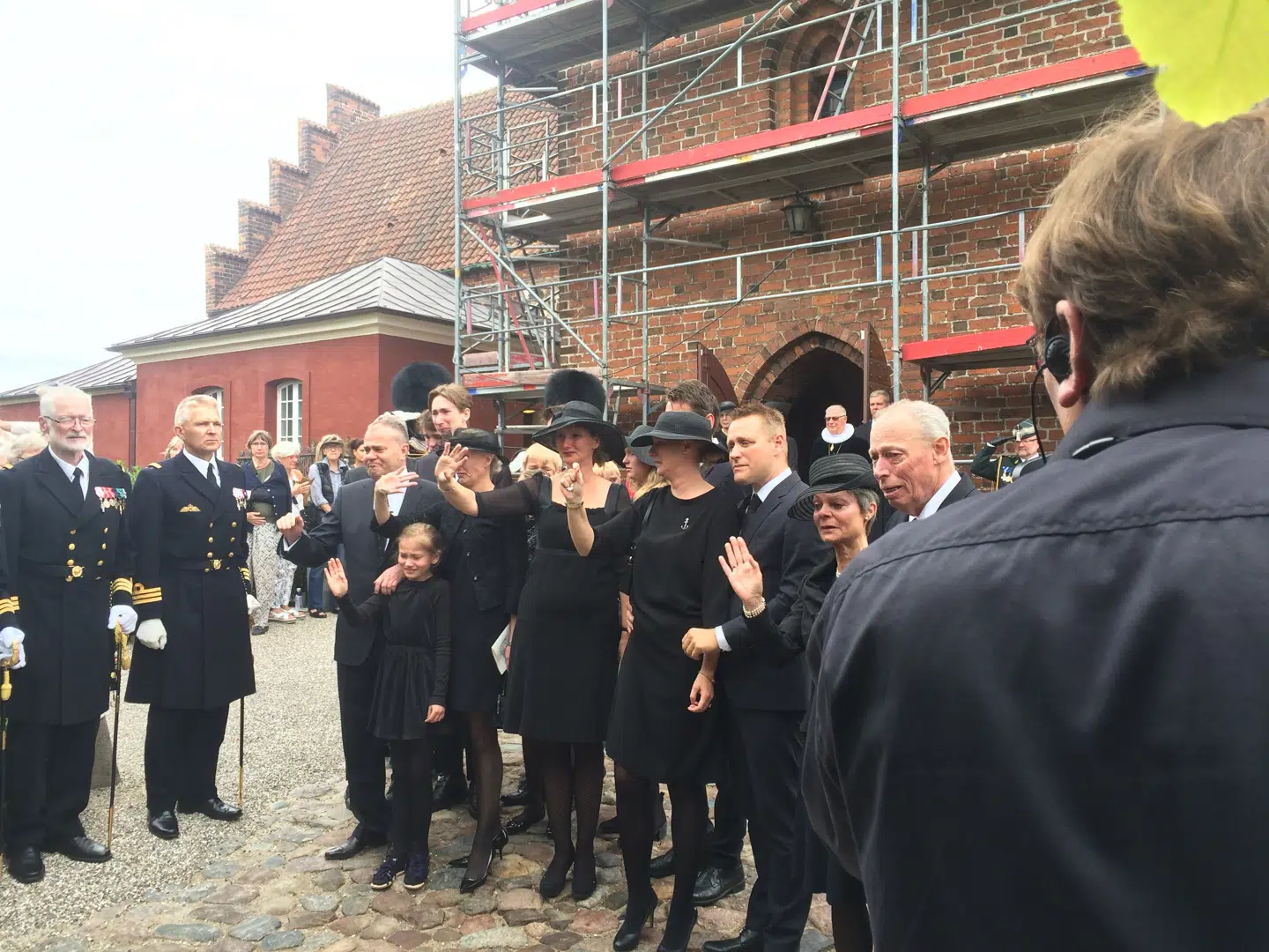 Prinsesse Elisabeths tre niecer, Feodora, Camilla og Josephine af Rosenborg, tog en rørende afsked med deres faster, da de sammen med deres børn vinkede efter rustvognen.