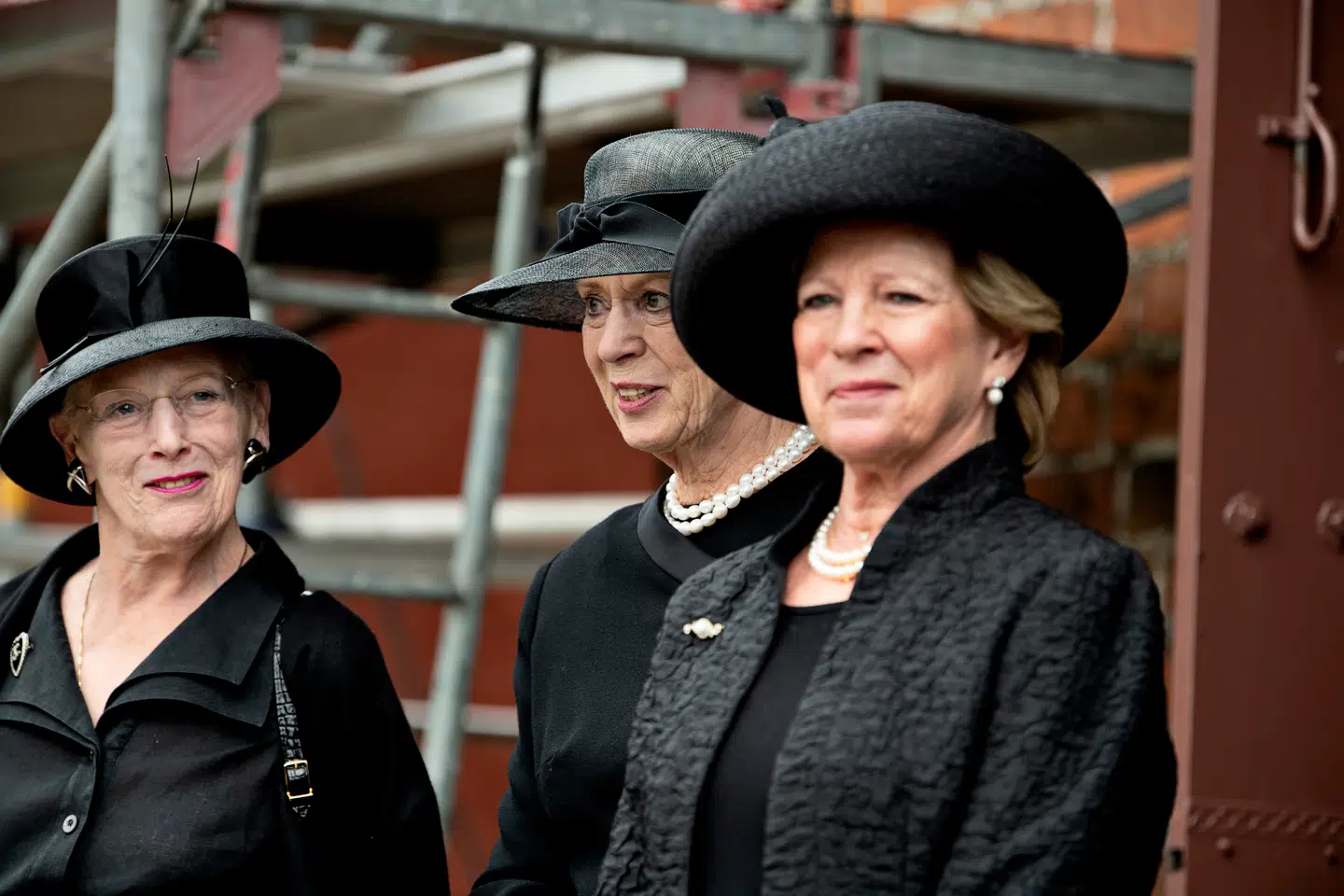 Prinsesse Elisabeths bisættelse var tredje gang på halvandet år, at de tre søstre, dronning Margrethe, dronning Anne-Marie og prinsesse Benedikte, måtte sige farvel til et medlen af kongehuset. I februar var det prins Henrik, der gik bort, og i foråret 2017 måtte prinsesse Benedikte tage afsked med sin mand, prins Richard af Berleburg.