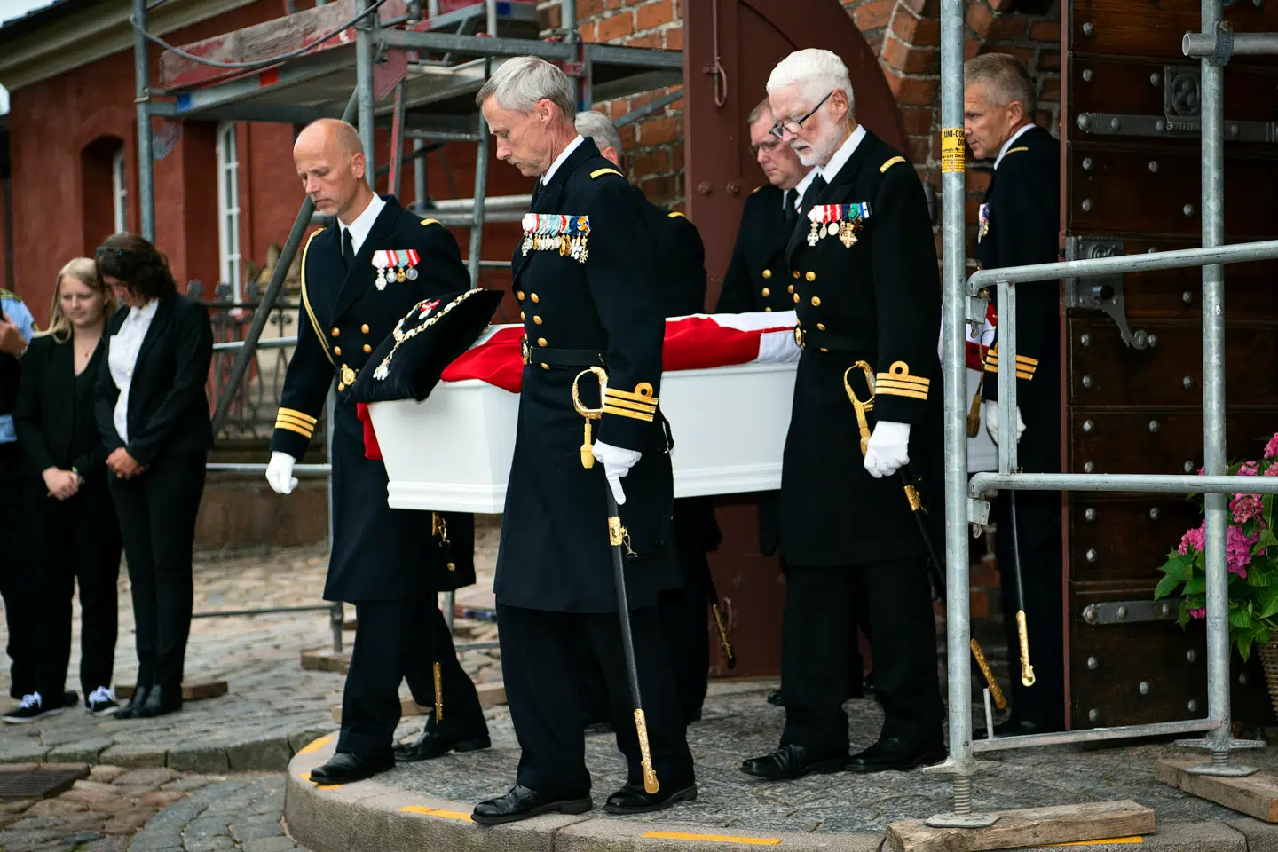 Prinsesse Elisabeth blev båret af officerer fra Søværnet, som prinsessens far havde en tæt tilknytning til.