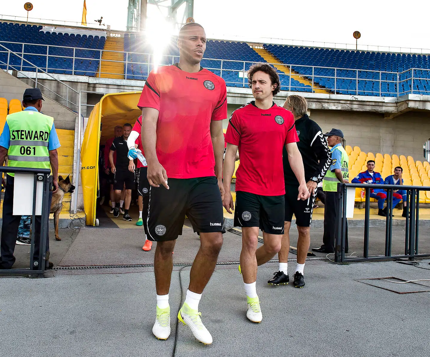 Mathias 'Zanka' Jørgensen og Thomas Delaney på vej på banen