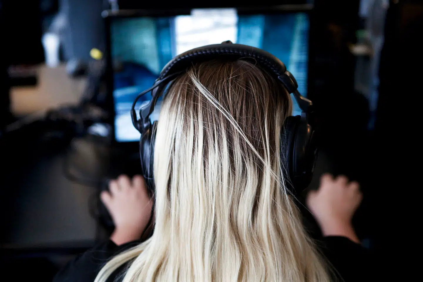 »Det er ikke et eksistentielt meningsfuldt liv, man lever i spillet. I stedet stjæler spillet tiden fra det, der giver mening for drenge på den lange bane,« siger David Madsen, der behandler computerspilsafhængige.