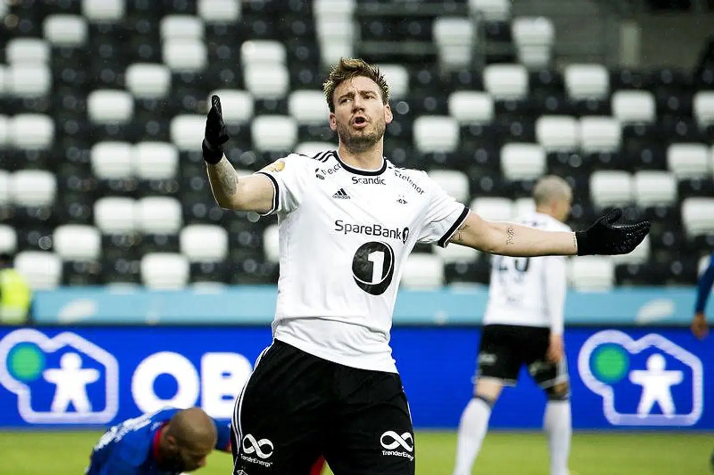 Nicklas Bendtner spiller fodbold i Norge, mens det danske landshold er til VM i Rusland.