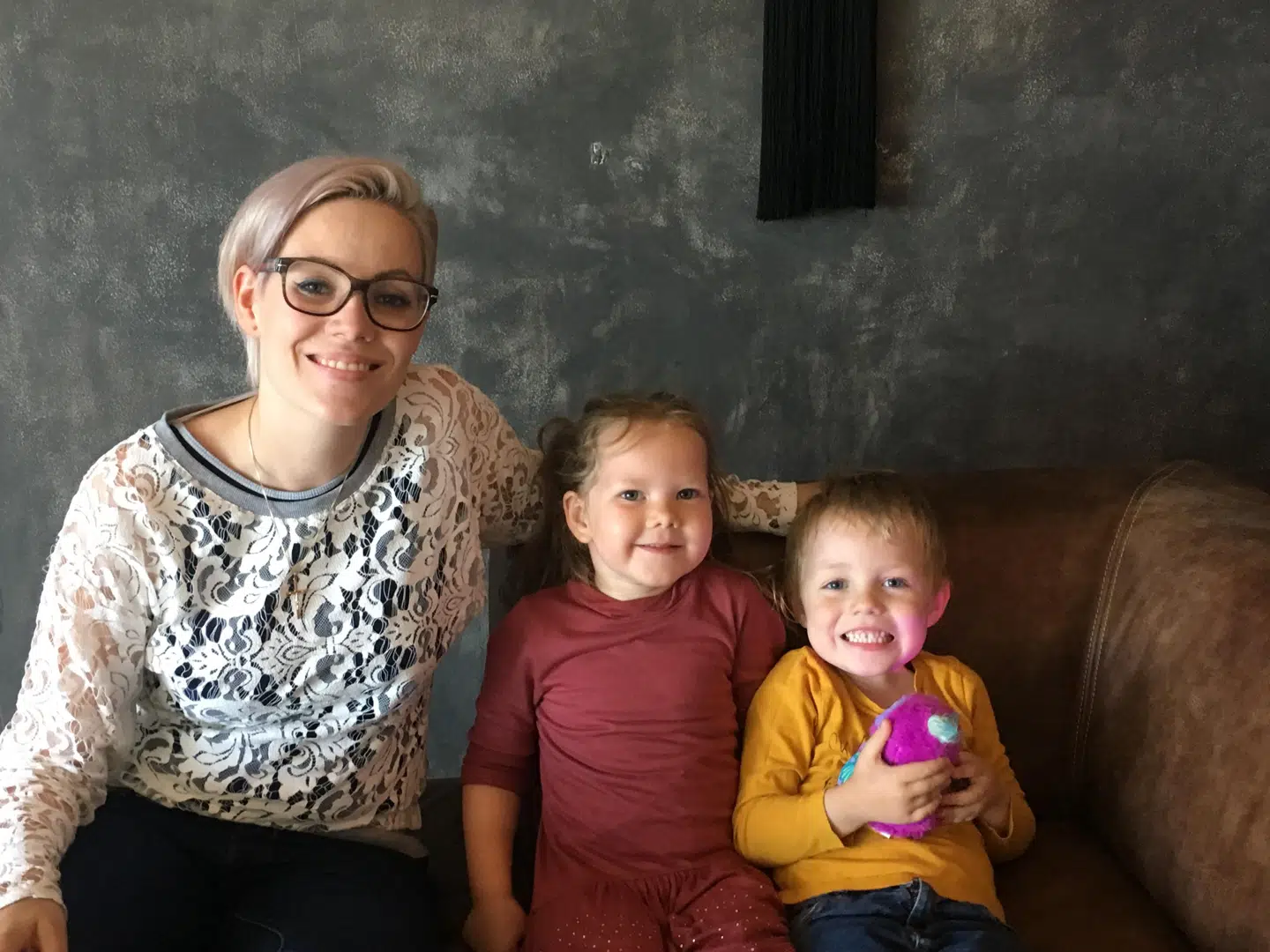 Her sidder Sandra Lia Sirot sammen med Raphael og den nye veninde Ronja, der søndag eftermidda