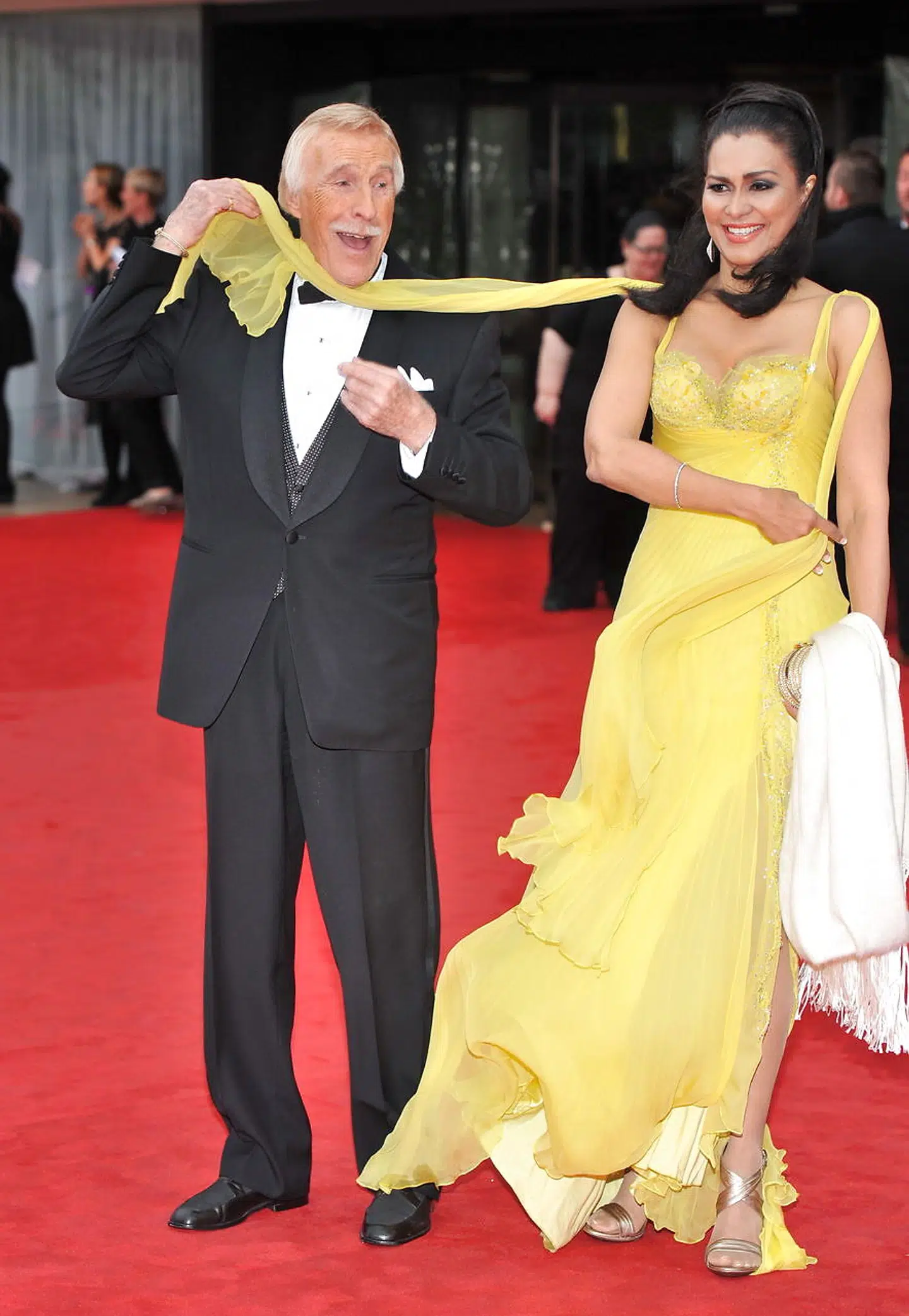 Sir Bruce Forsyth med konen Wilnelia Merced på den røde løber ved det årlige Arqiva British Academy Television Awards i 2013.
