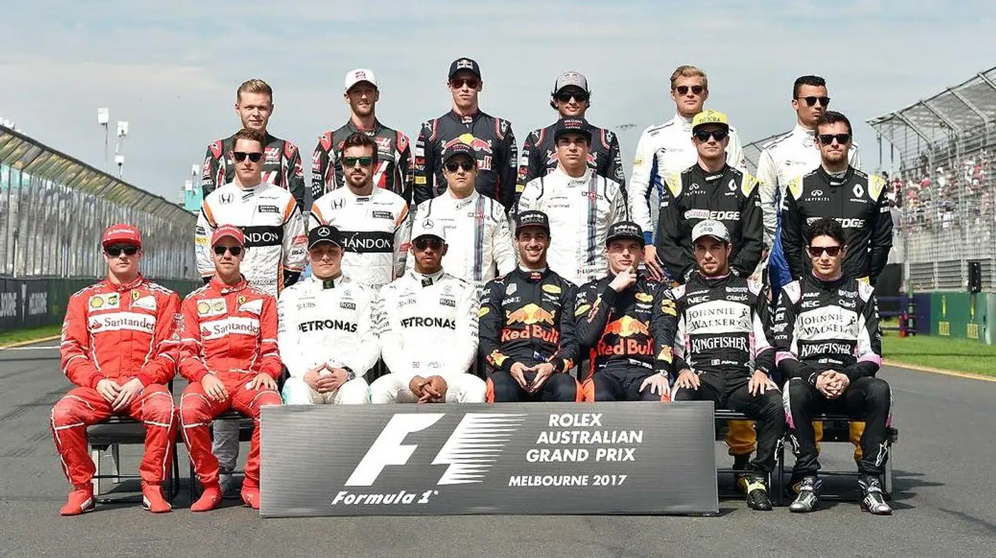 Formel 1-feltet med Kevin Mganussen øverst til venstre kan være på vej til København. / AFP PHOTO / SAEED KHAN / IMAGE RESTRICTED TO EDITORIAL USE - STRICTLY NO COMMERCIAL USE