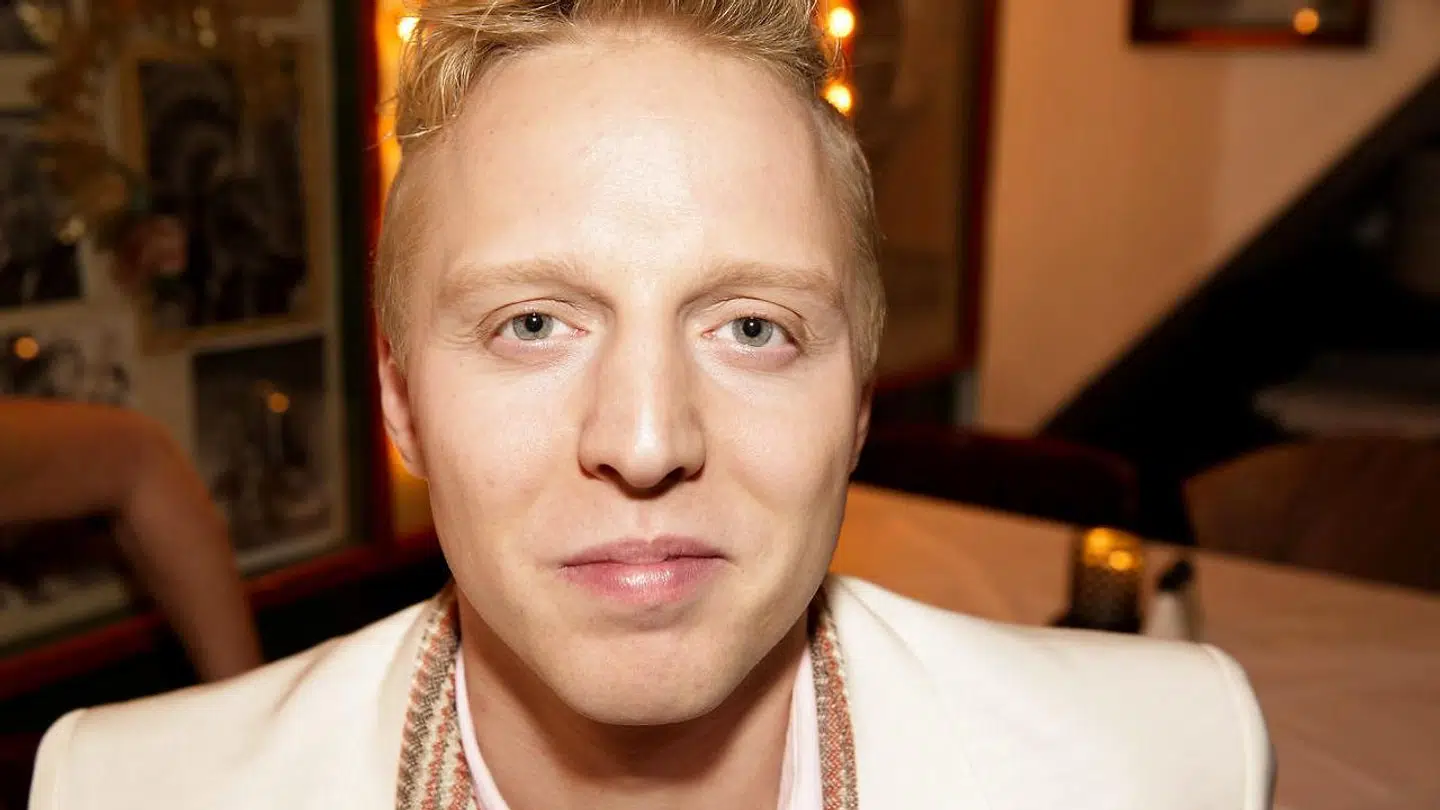 Pelle Emil Hebsgaard spiller Tommy Seebach i musicalen 'Seebach'.