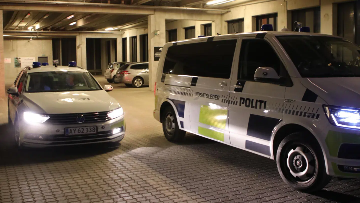 Politiet var lørdag aften til stede i et parkeringshus på Teglholmen i København efter en ulykke, hvor en 16-årig pige faldt af en kørende bil og landede uheldigt på hovedet. Den 16-årige er blevet kørt til traumecentret på Rigshospitalet.