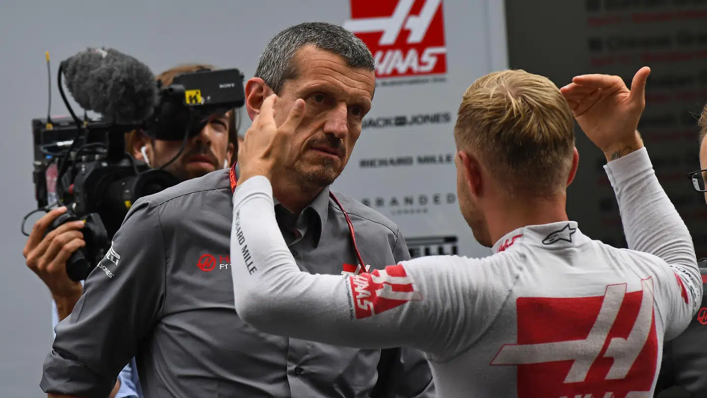 Kevin Magnussen i ophedet samtale med Haas-boss Günther Steiner efter dagens Q3. (Grand Prix Photo)