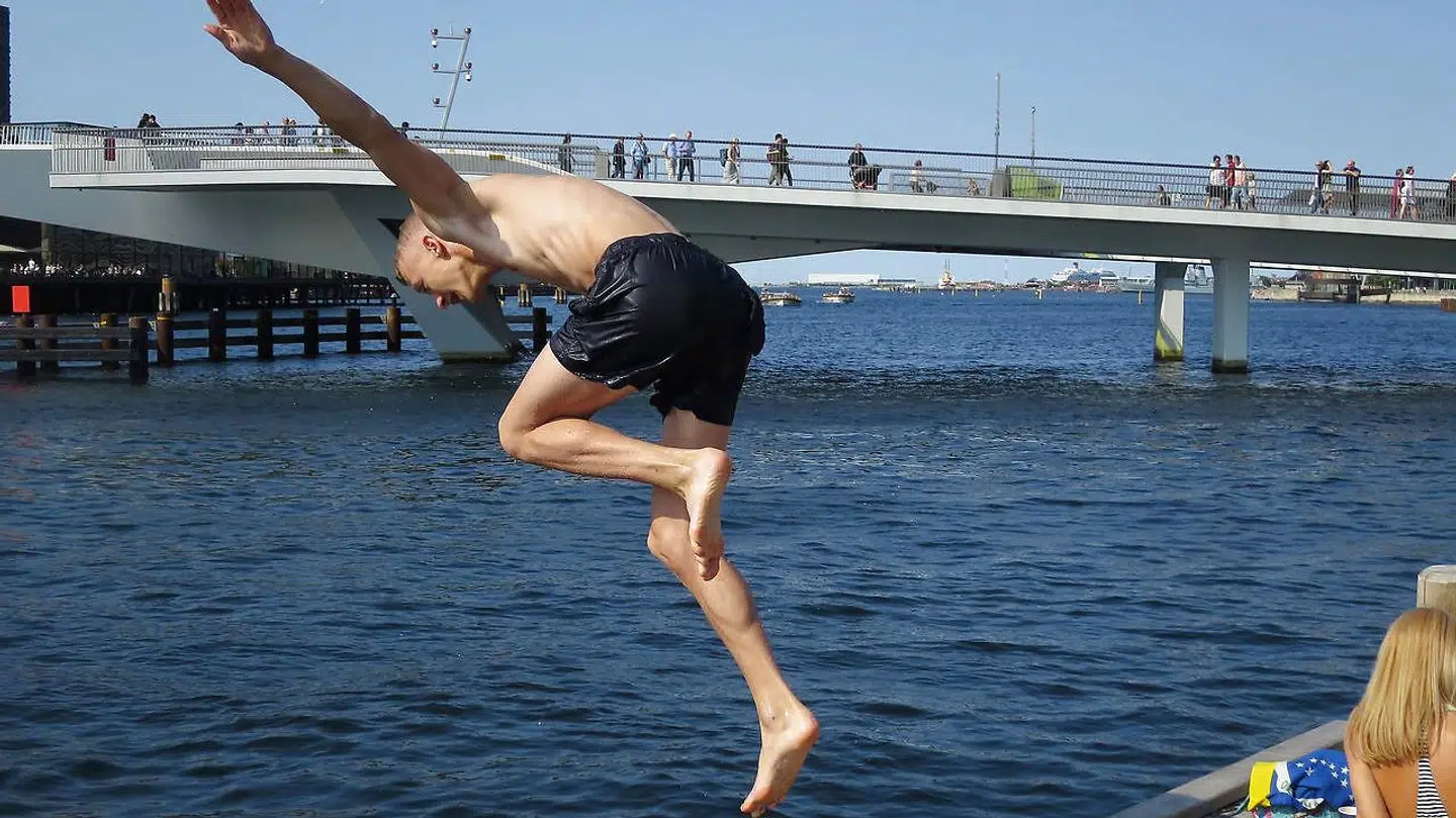 Masser af danskerne springer i havet i København, når vejret er godt
