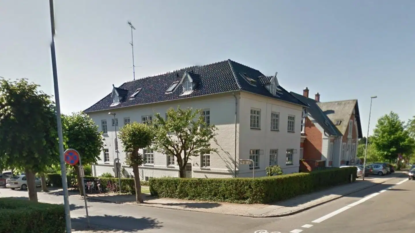 Fyens Politi forsøgte at genoplive en livløs kivnde i ejendommen i Svendborg. Kvinden døde kort efter. Screenshot - Google