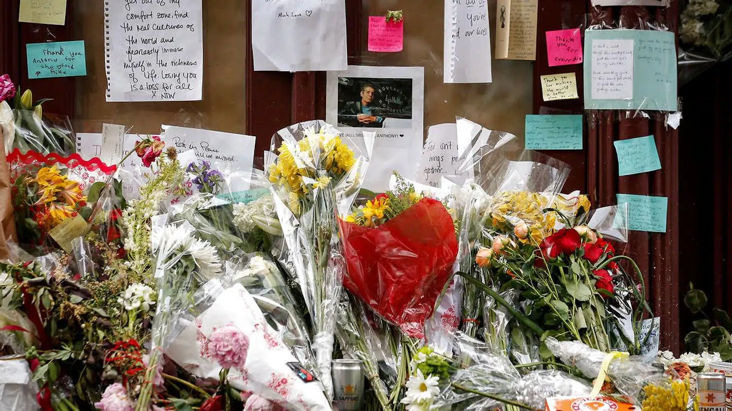 Foran Bourdains nu lukkede restaurant Brasserie Les Halle i New York blev han mindet med blomster og breve.