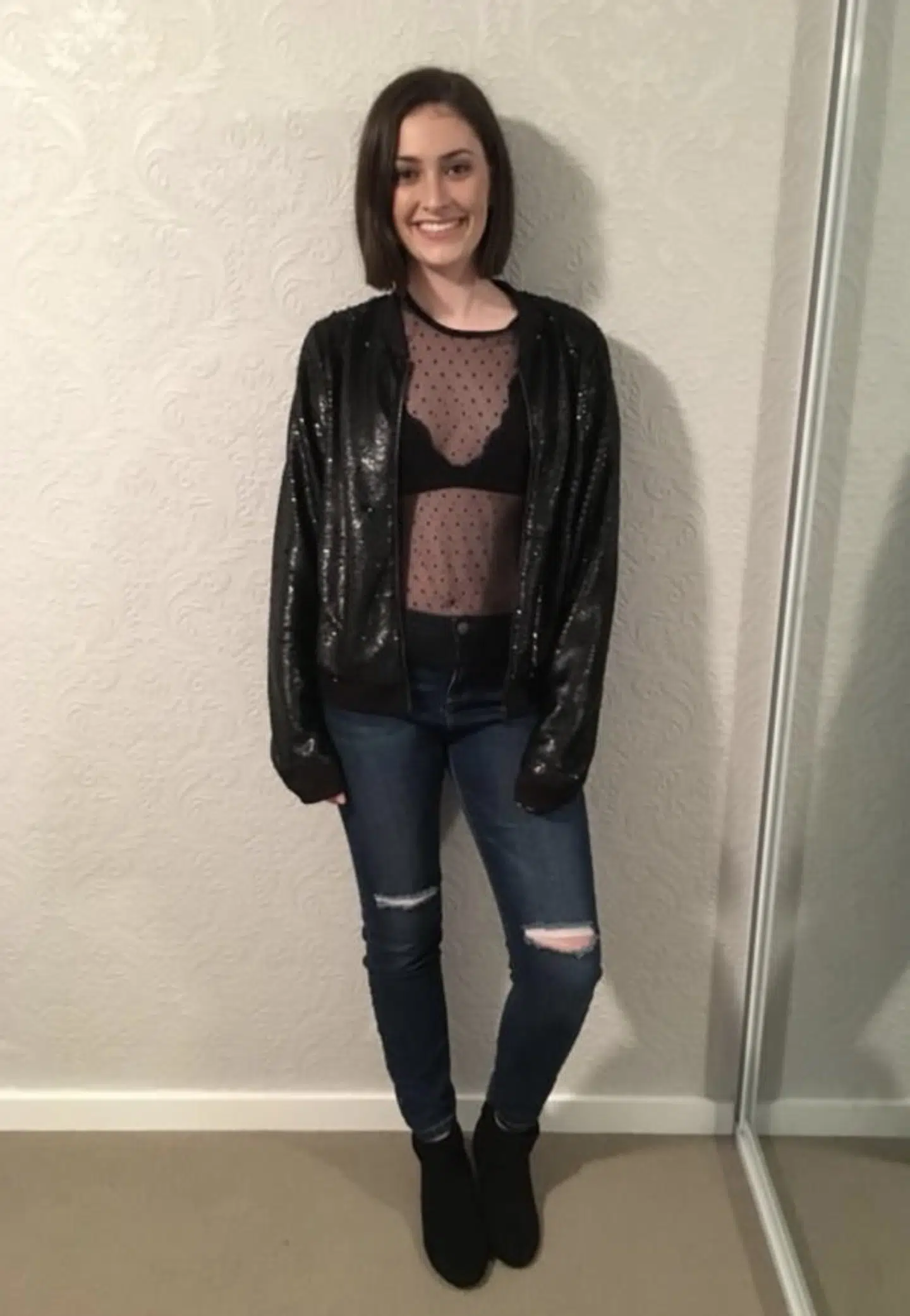 Dette er billedet, Lauren Campbell lagde på Facebook, hvorefter hun modtog en masse negative kommentarer på grund af datterens bluse. Foto: Lauren Campbell