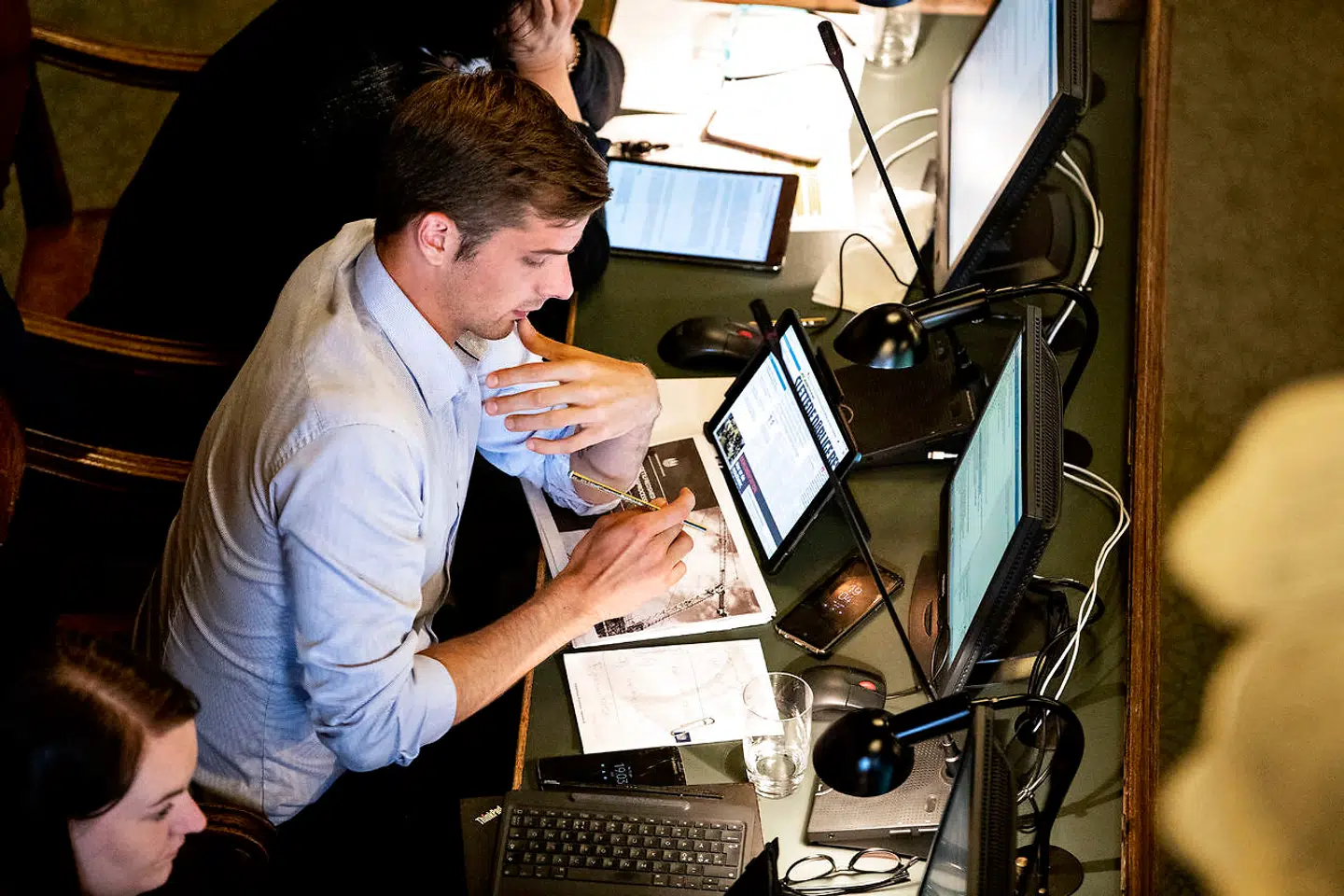 Alex Vanopslagh (LA) sad under mødet med rapporten fra Epinion og bad borgmester Ninna Hedeager Olsen om at vise, hvor de tre dele der er taget ud af rapporten ellers fremgår, hvilket Ninna Hedeager Olsen (EL) hævdede.