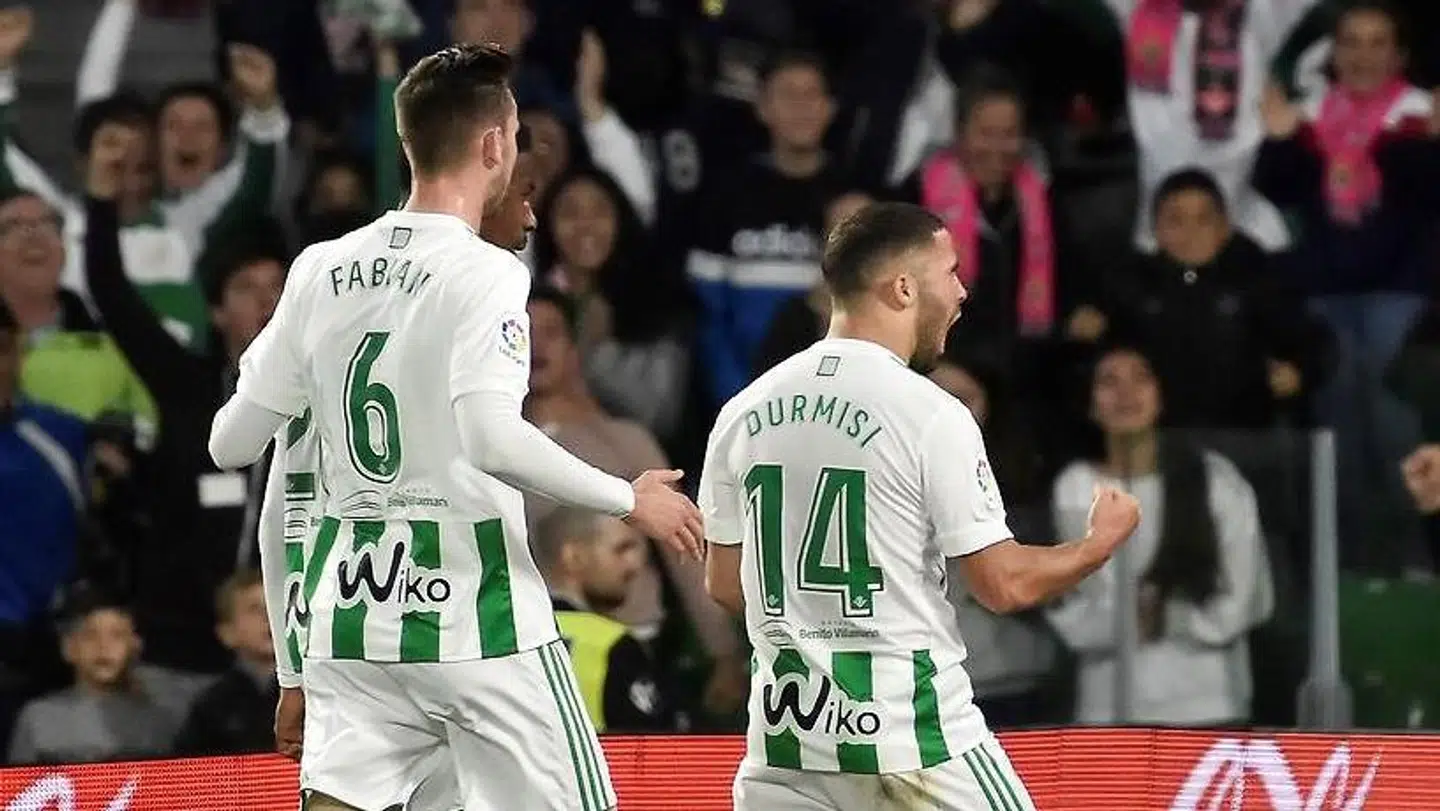 Riza Durmisi scorer her igen for Betis mod Sevilla.