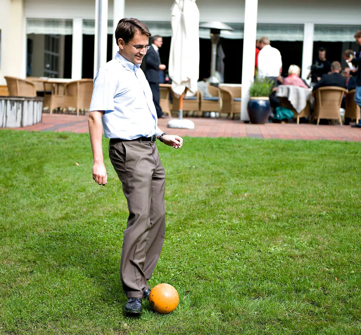 Her ses Brian Mikkelsen spille fodbold på et sommmergruppemøde for De Konservative.