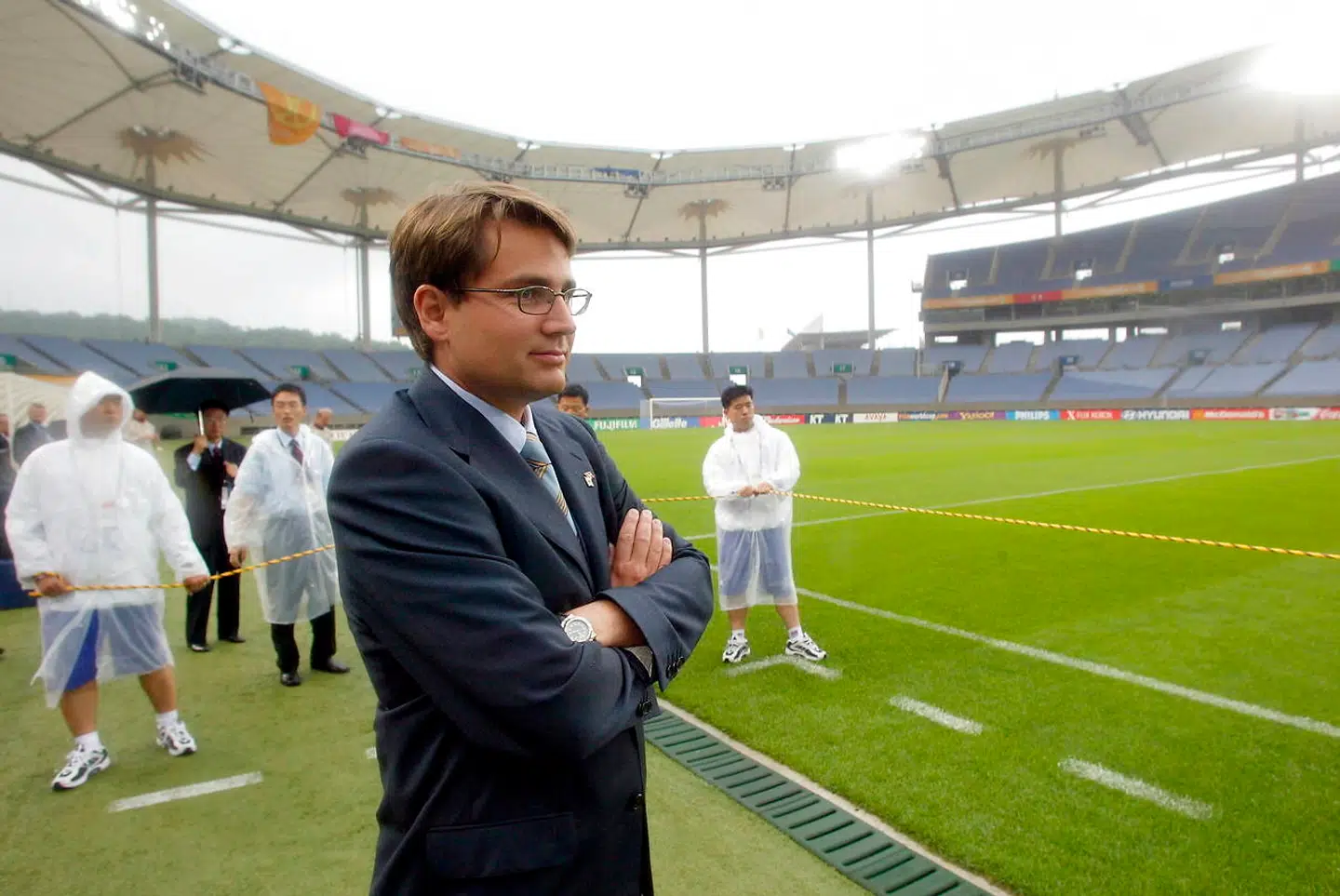 Kulturminister Brian Mikkelsen overværer dagens træning mandag den 10. juni på Icheon Stadion. (Foto: LARS MØLLER/SCANPIX NORDFOTO 2002)