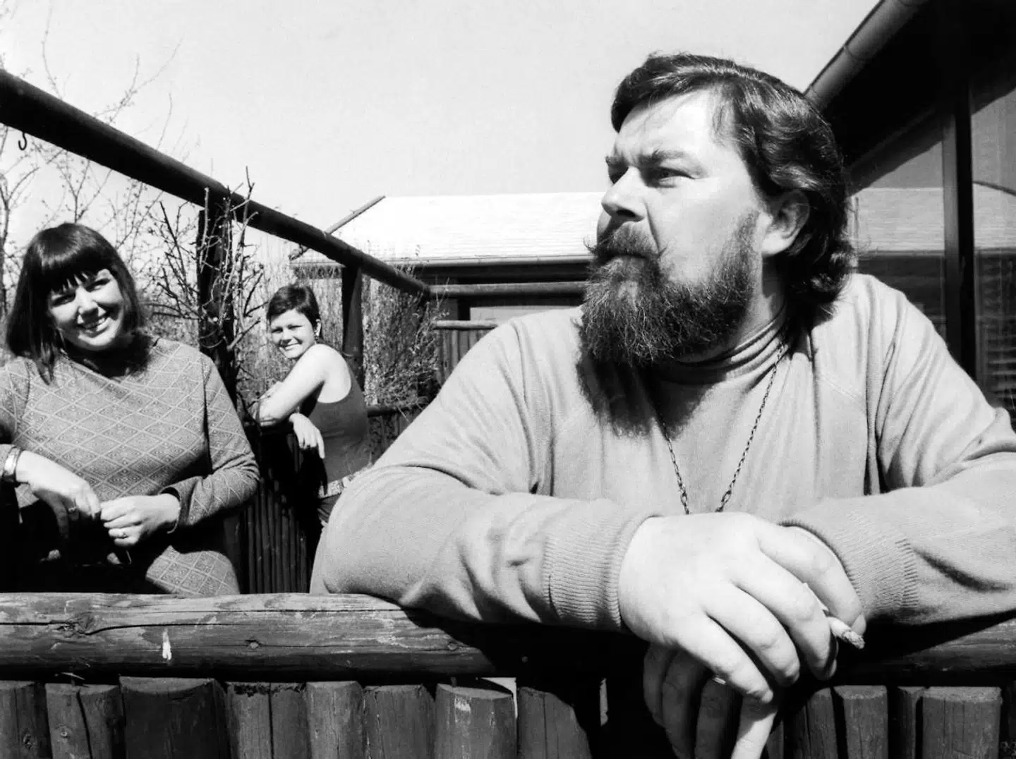 Sanger og musiker John Mogensen med hustruen Ruth og datteren Minna.