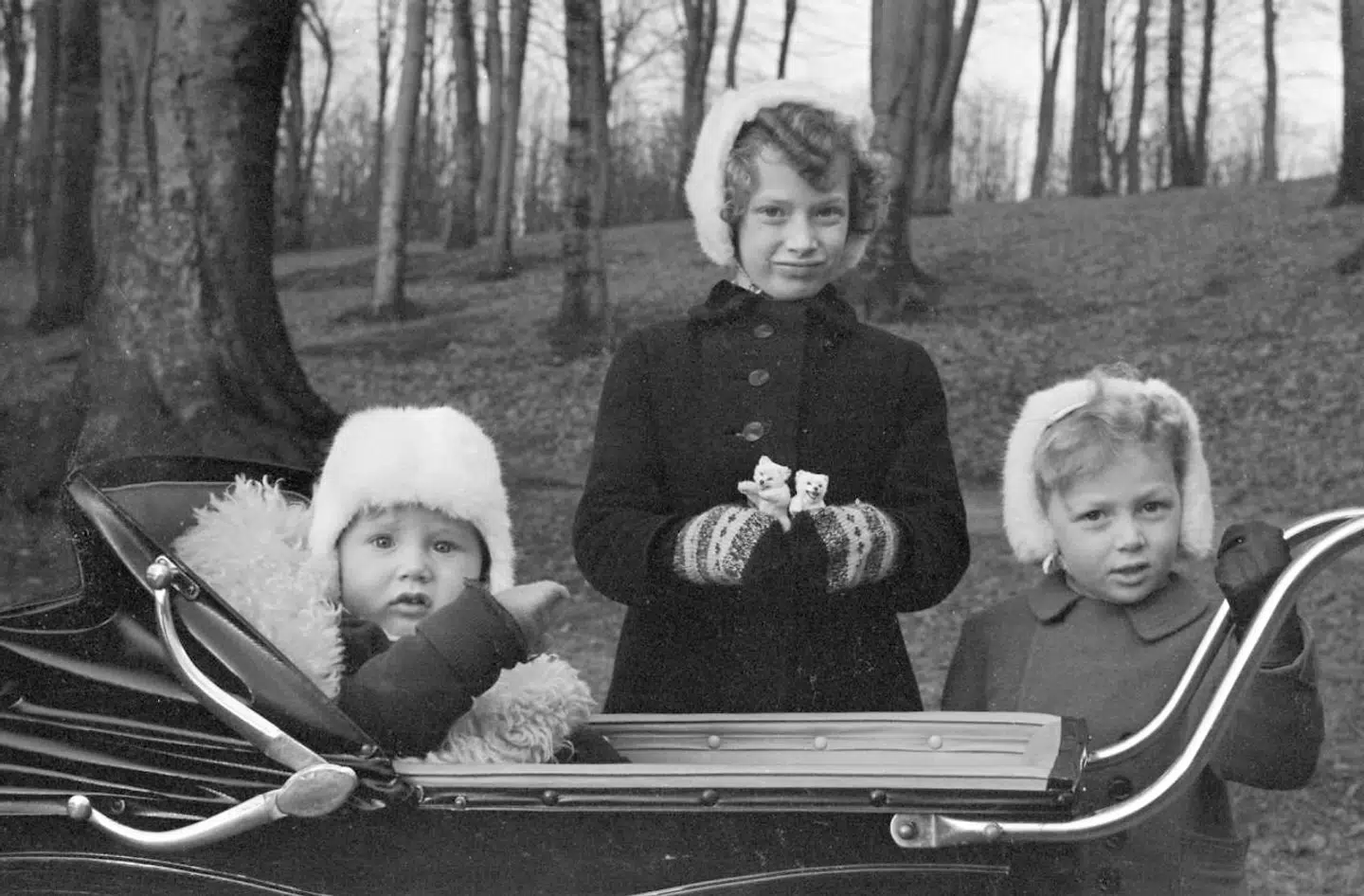 Prinsesse Elisabeth var ældste barn af arveprins Knud og arveprinsese Caroline-Mathilde. Her ses hun med sine to yngre brødre, prins Christian og prins Ingolf, da de var børn.